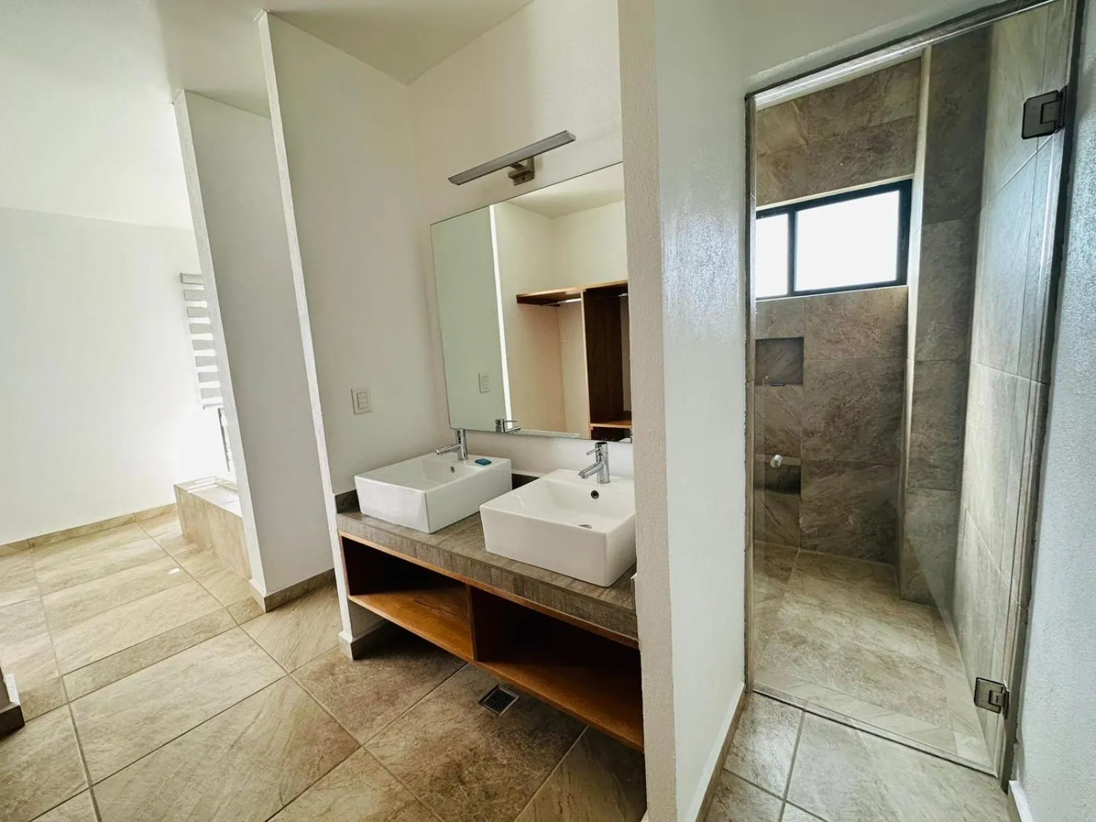 Bathroom, Bed in Hotel La Mansión