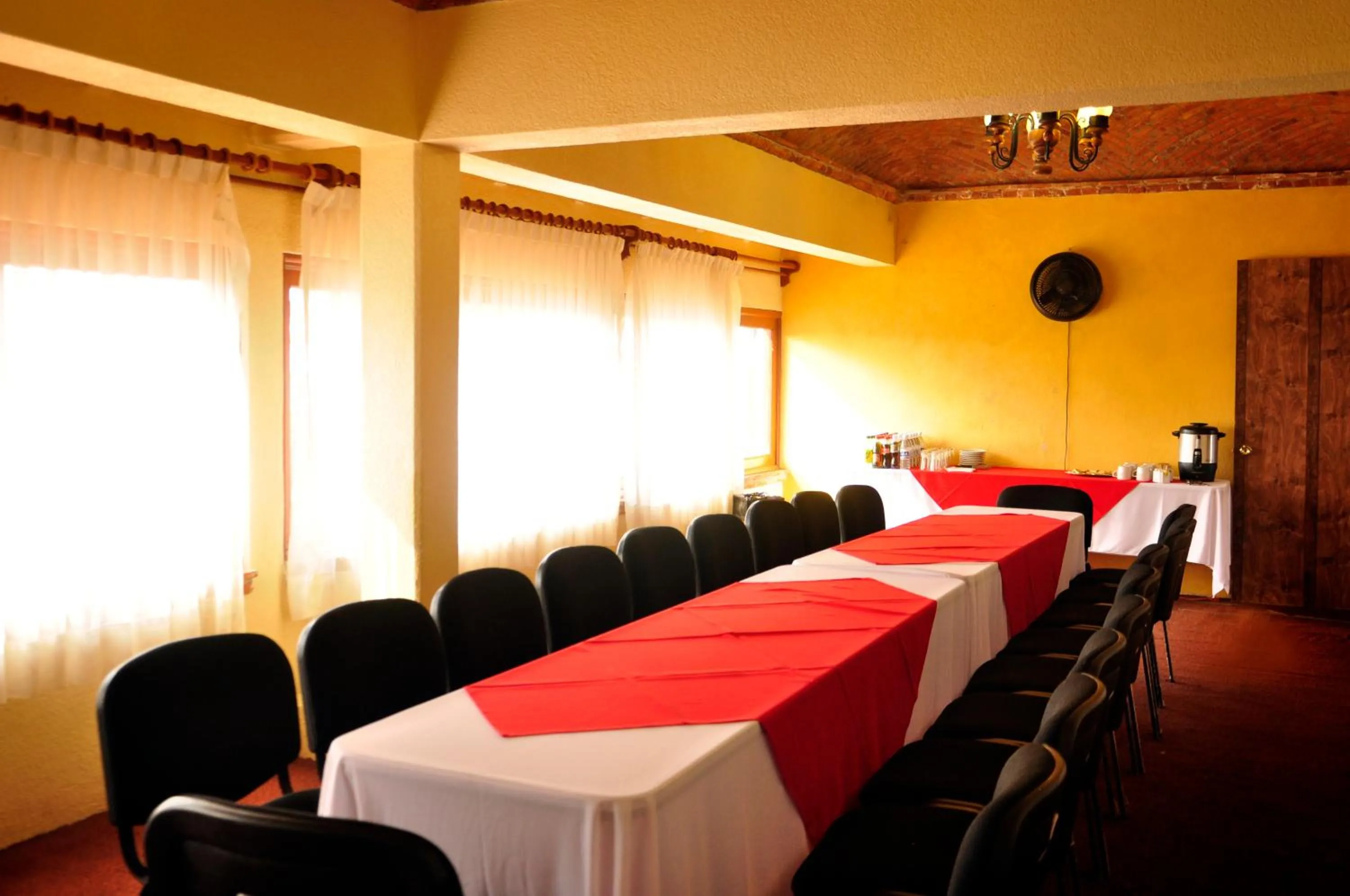 Communal lounge/ TV room in Hotel La Mansión