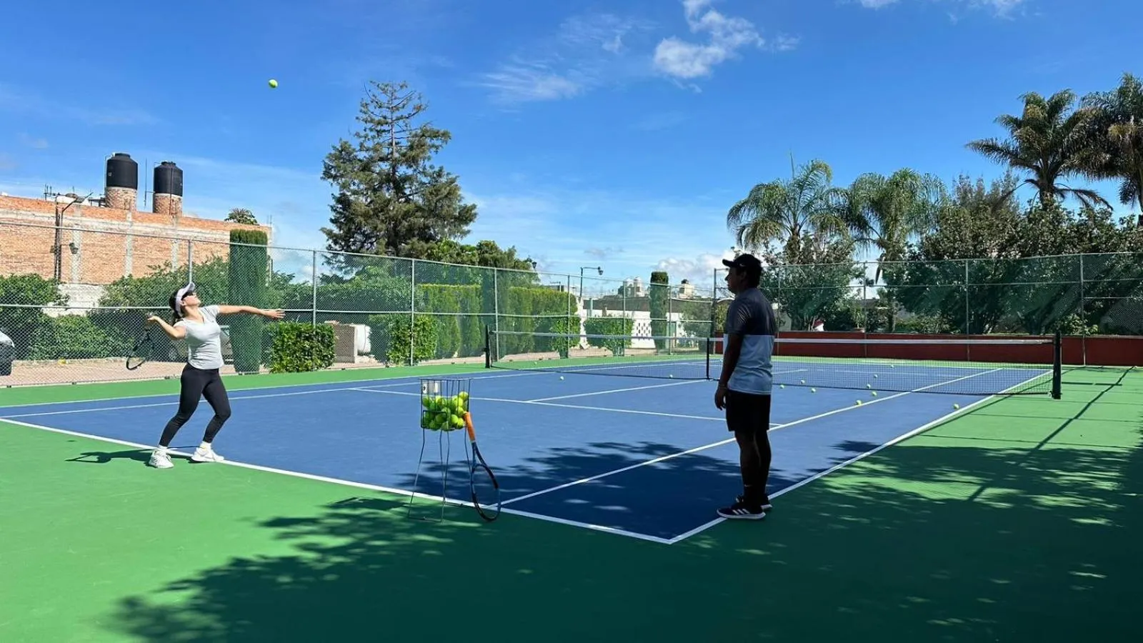 Tennis court in Hotel La Mansión