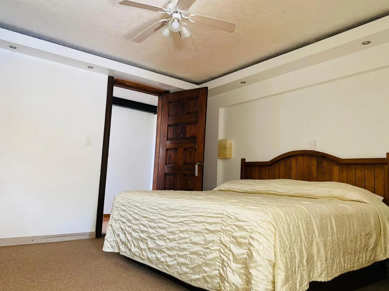 Bed in Hotel La Mansión