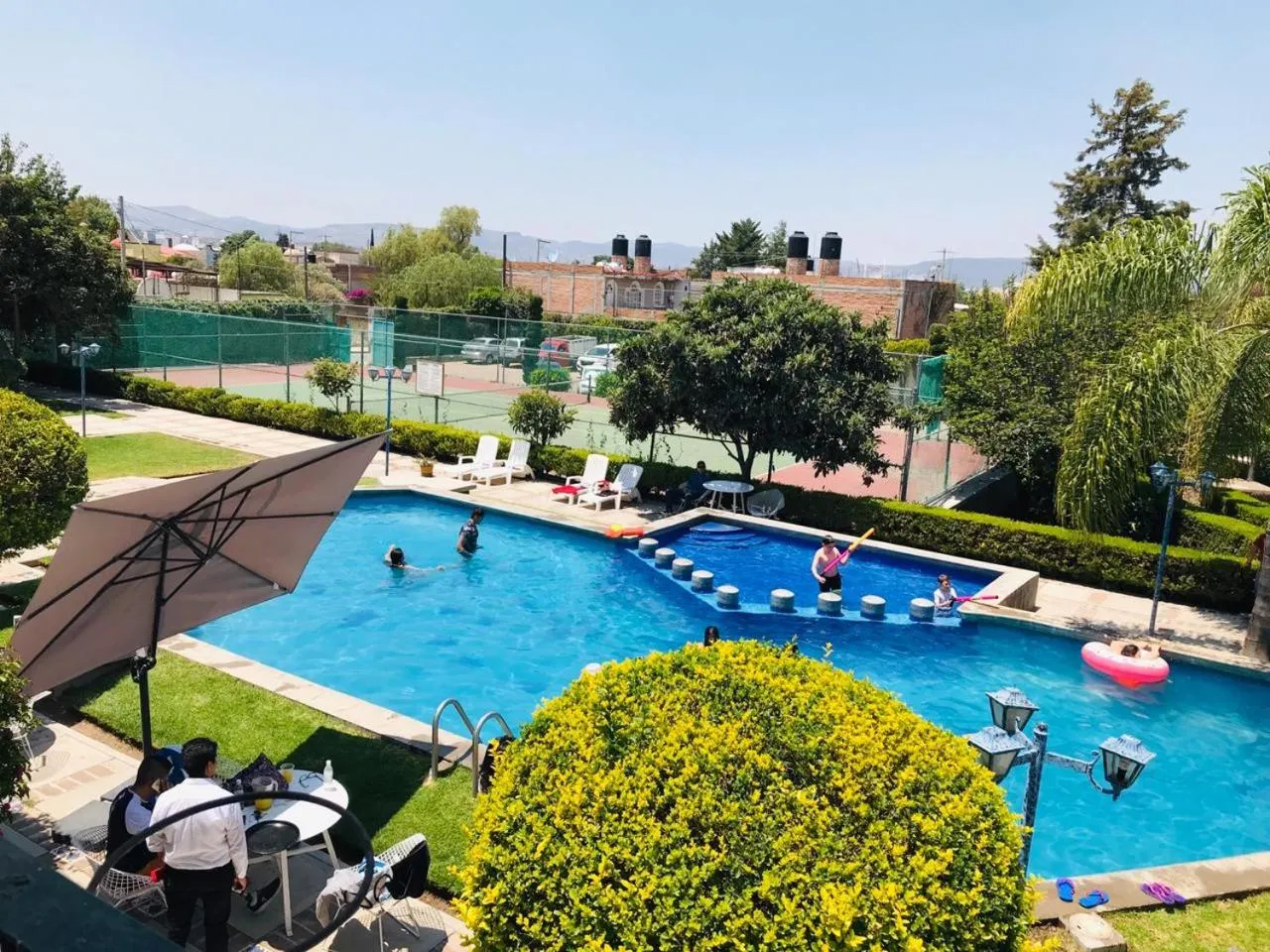 People in Hotel La Mansión