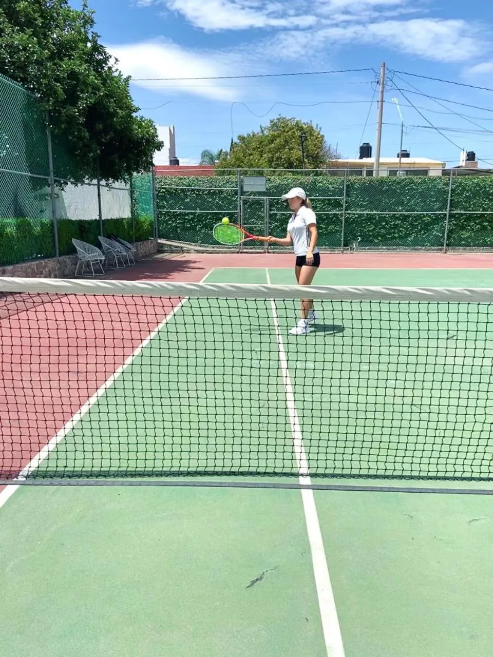 Tennis court in Hotel La Mansión