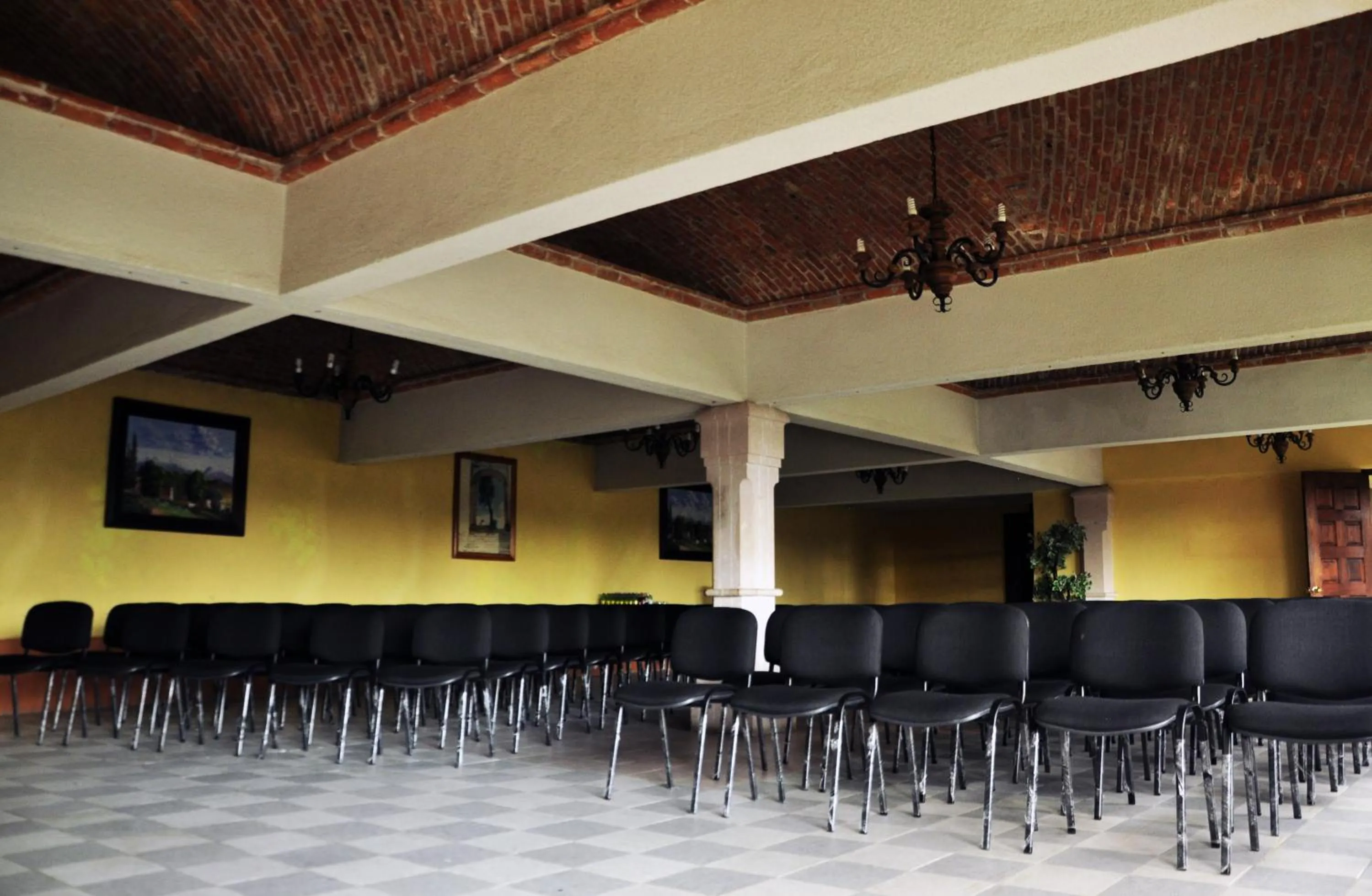 Communal lounge/ TV room in Hotel La Mansión