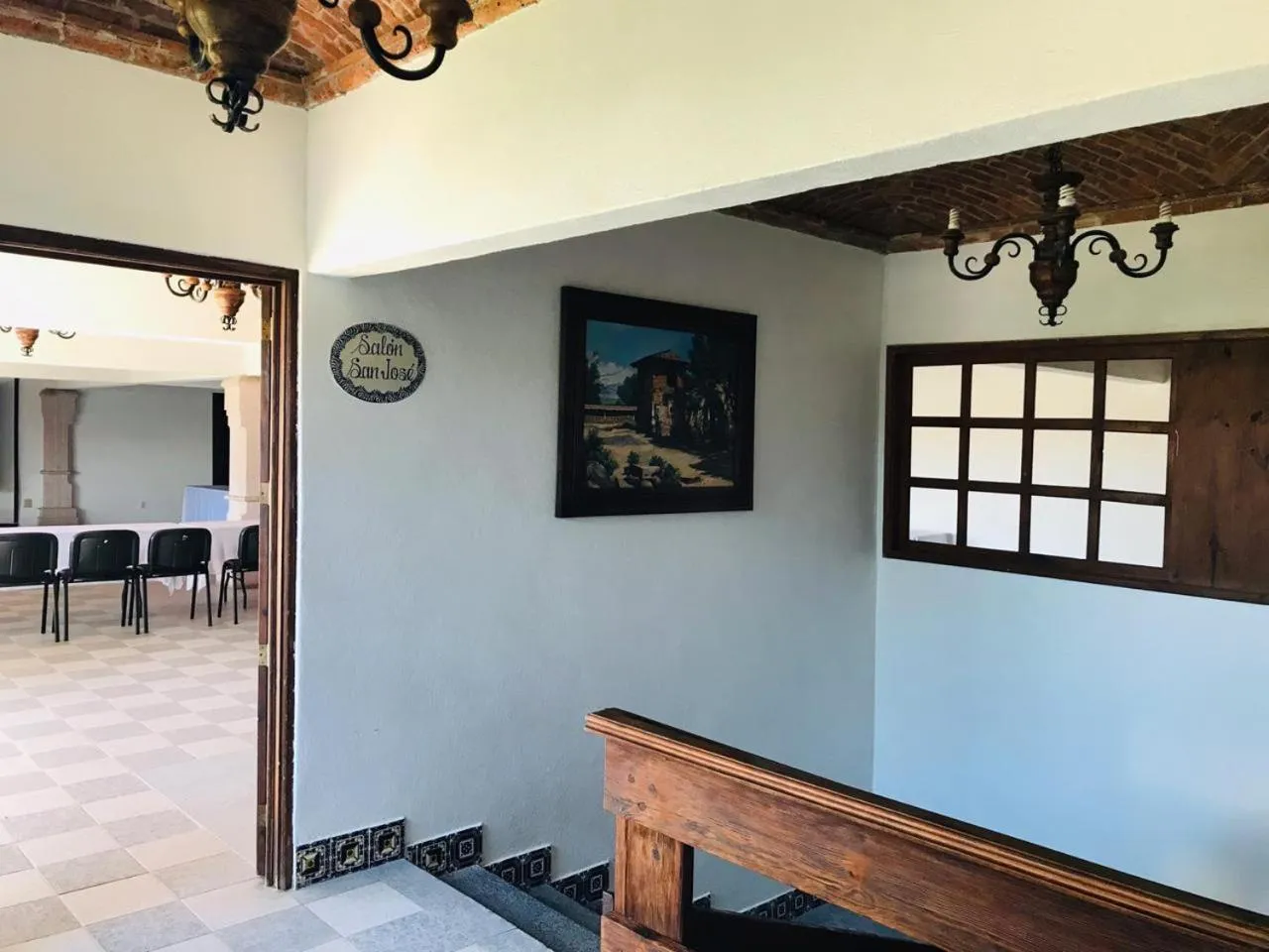 Communal lounge/ TV room in Hotel La Mansión