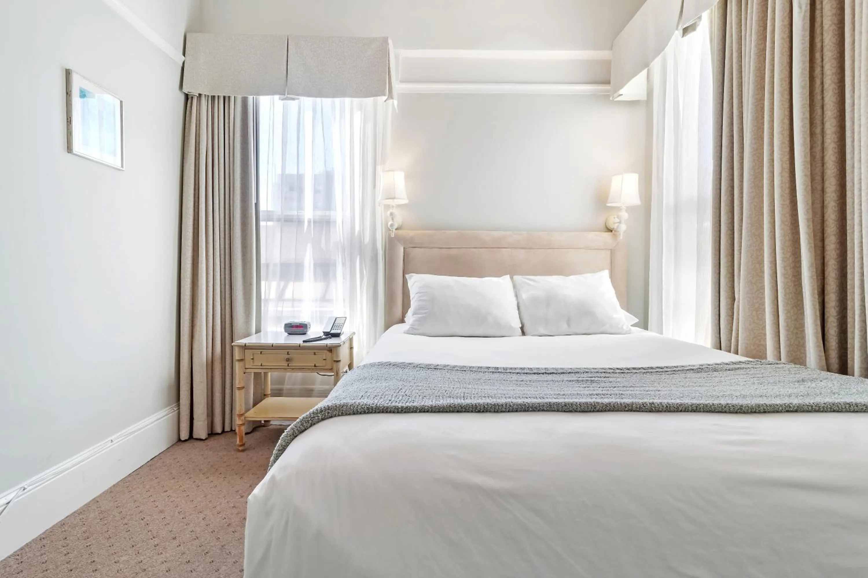 Photo of the whole room, Bed in Cornell Hotel de France