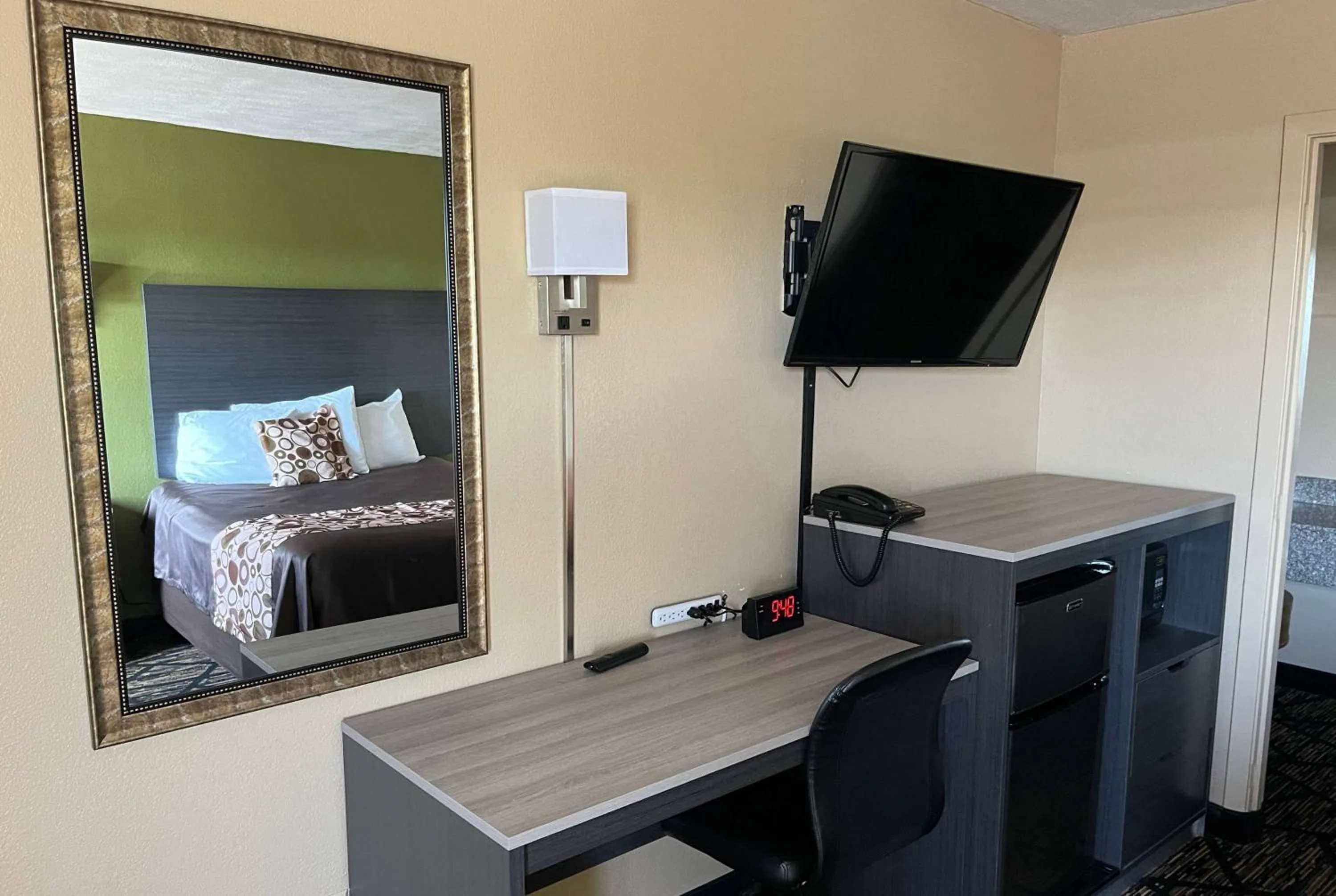 Bed in Travelodge by Wyndham Mansfield