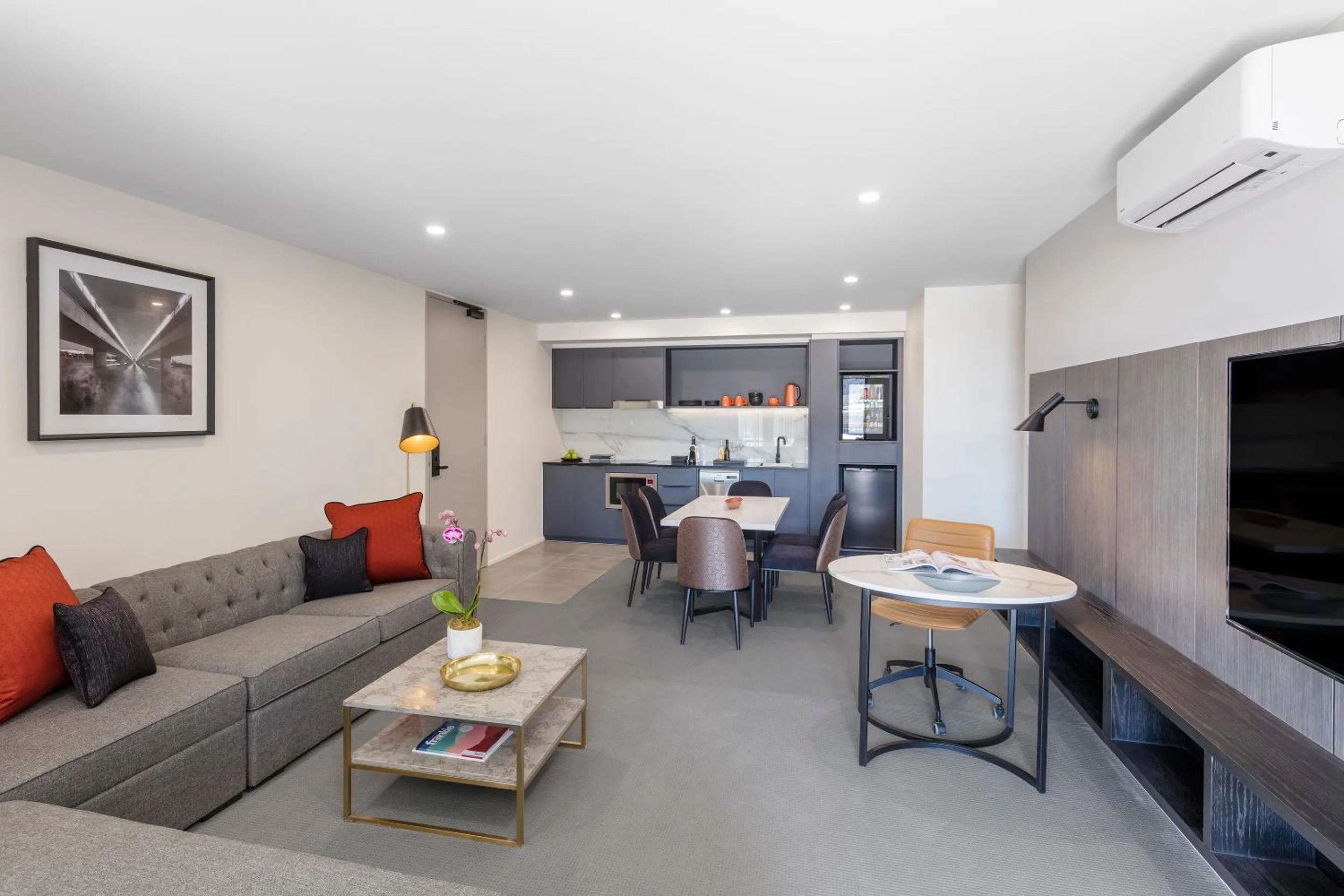 Kitchen or kitchenette in Deco Hotel Canberra