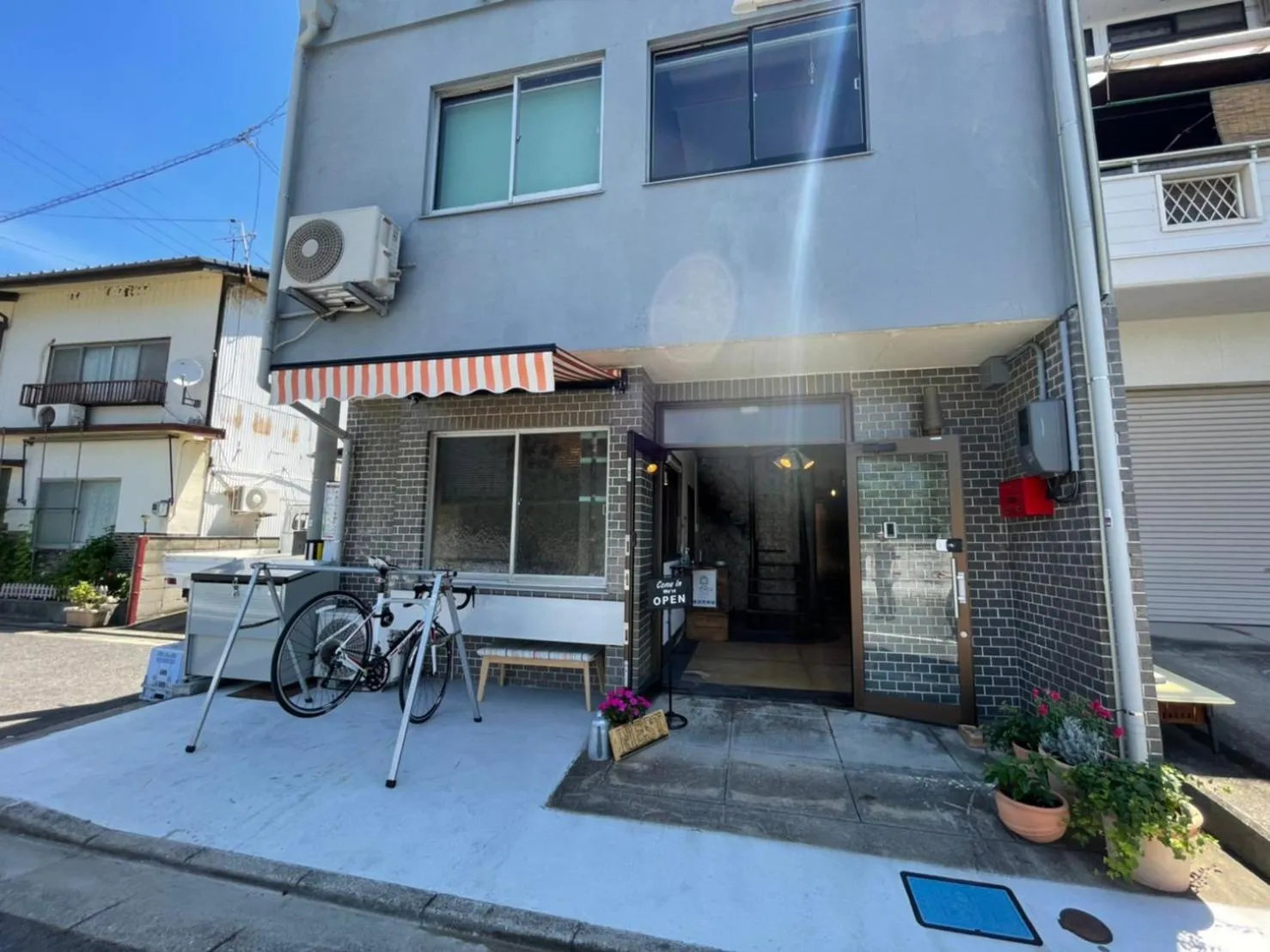 Facade/entrance in 島宿Nest