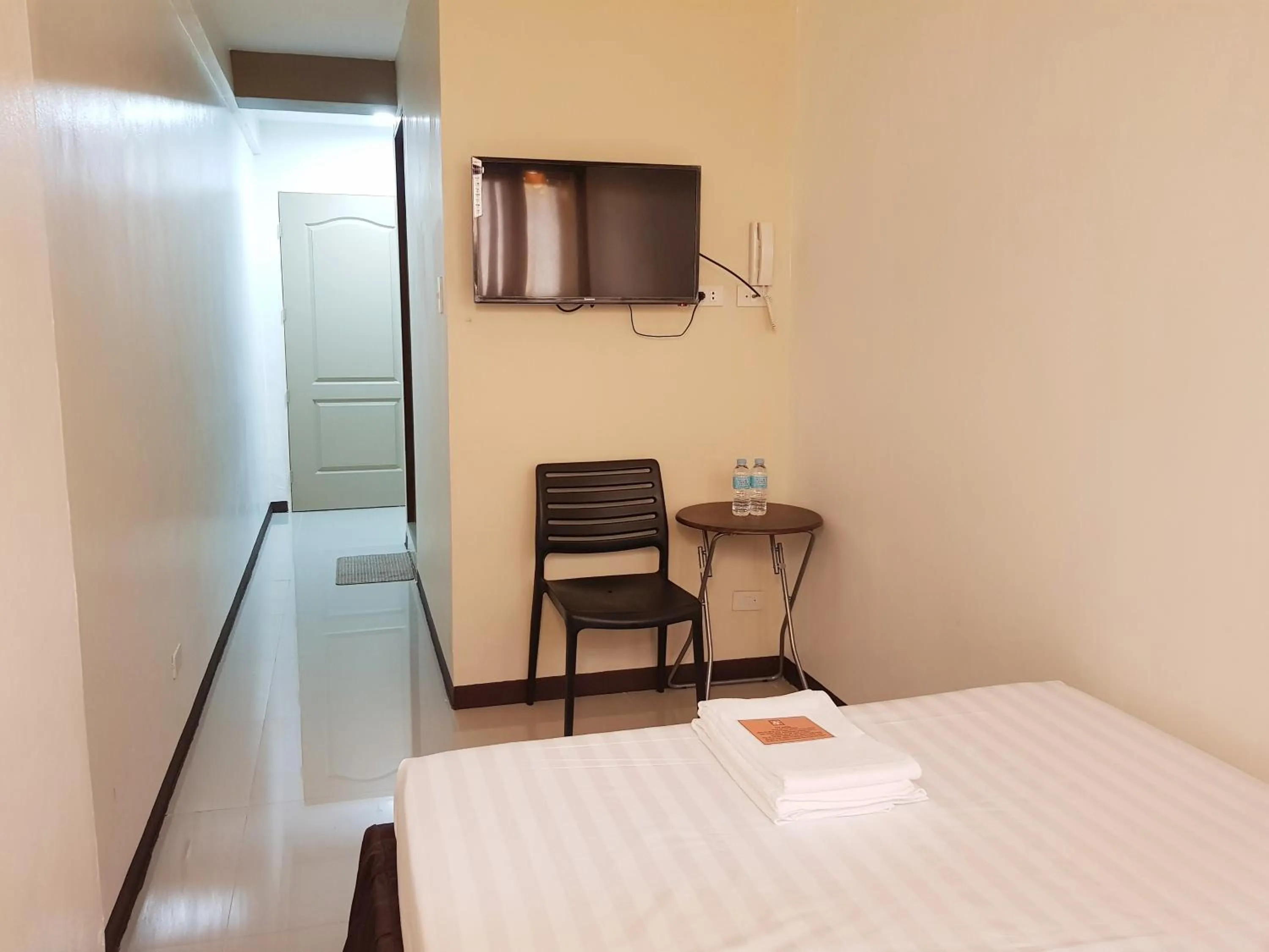 Photo of the whole room, Bed in North Tourist Inn