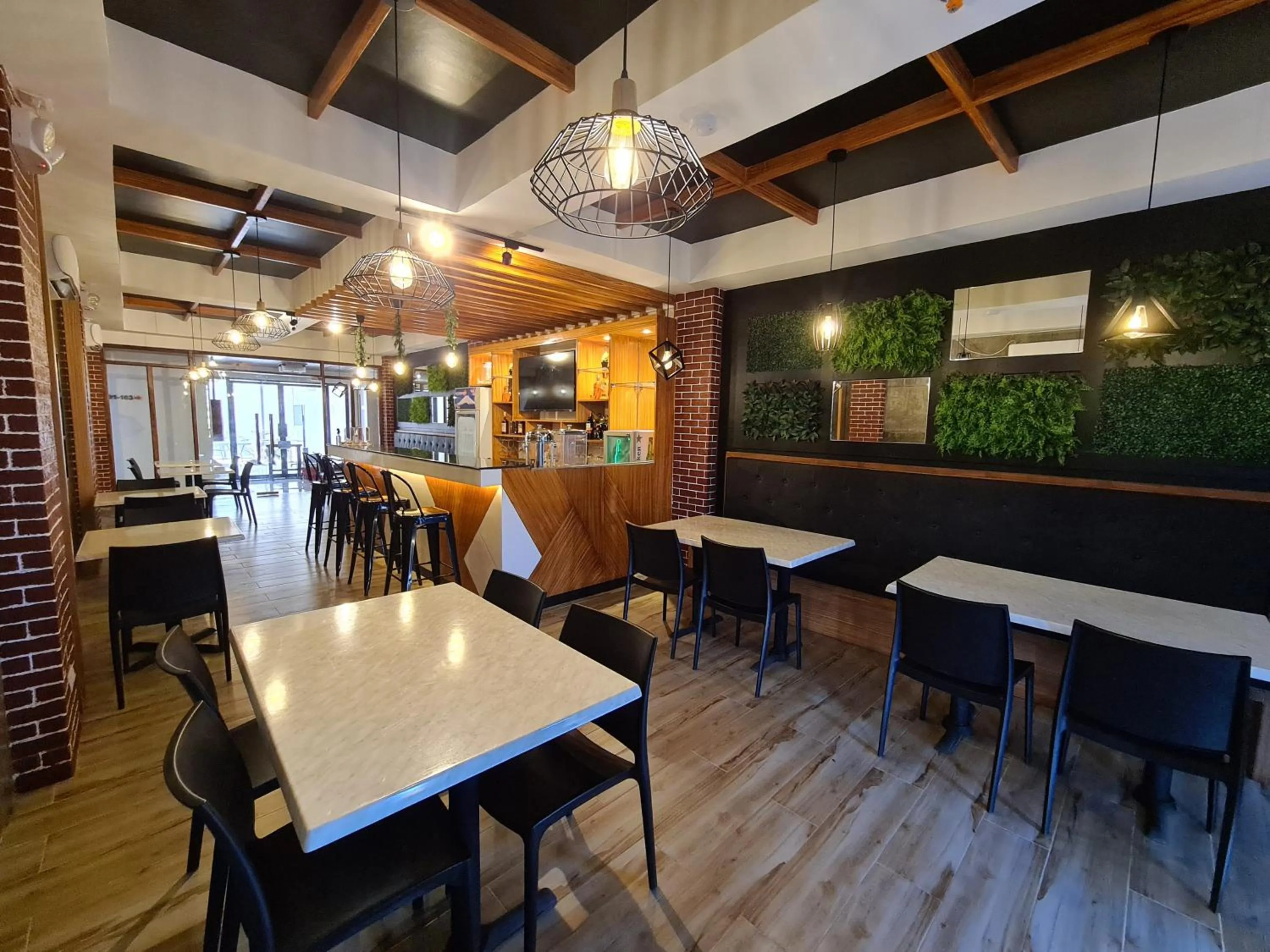 Restaurant/places to eat in North Tourist Inn