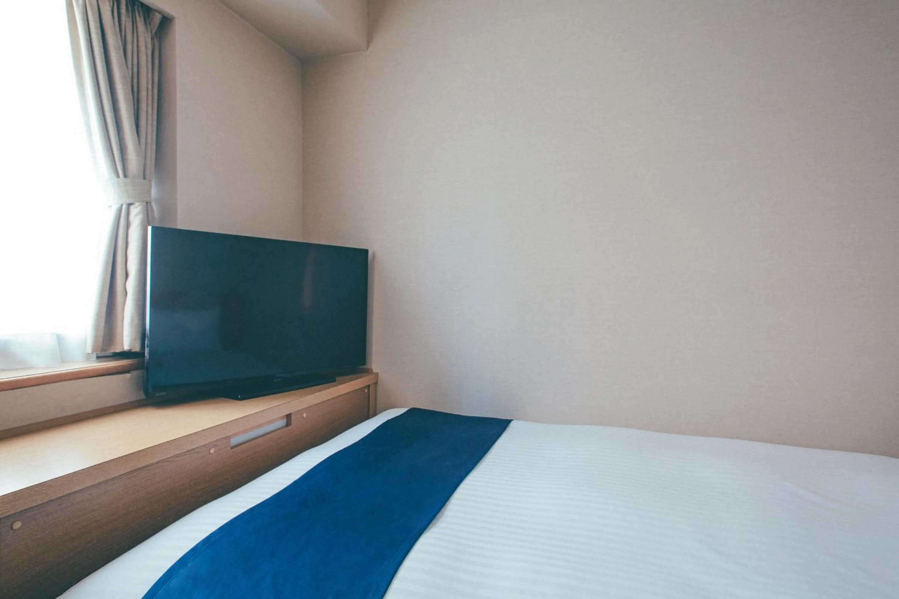 Bed in Hamilton Hotel Blue