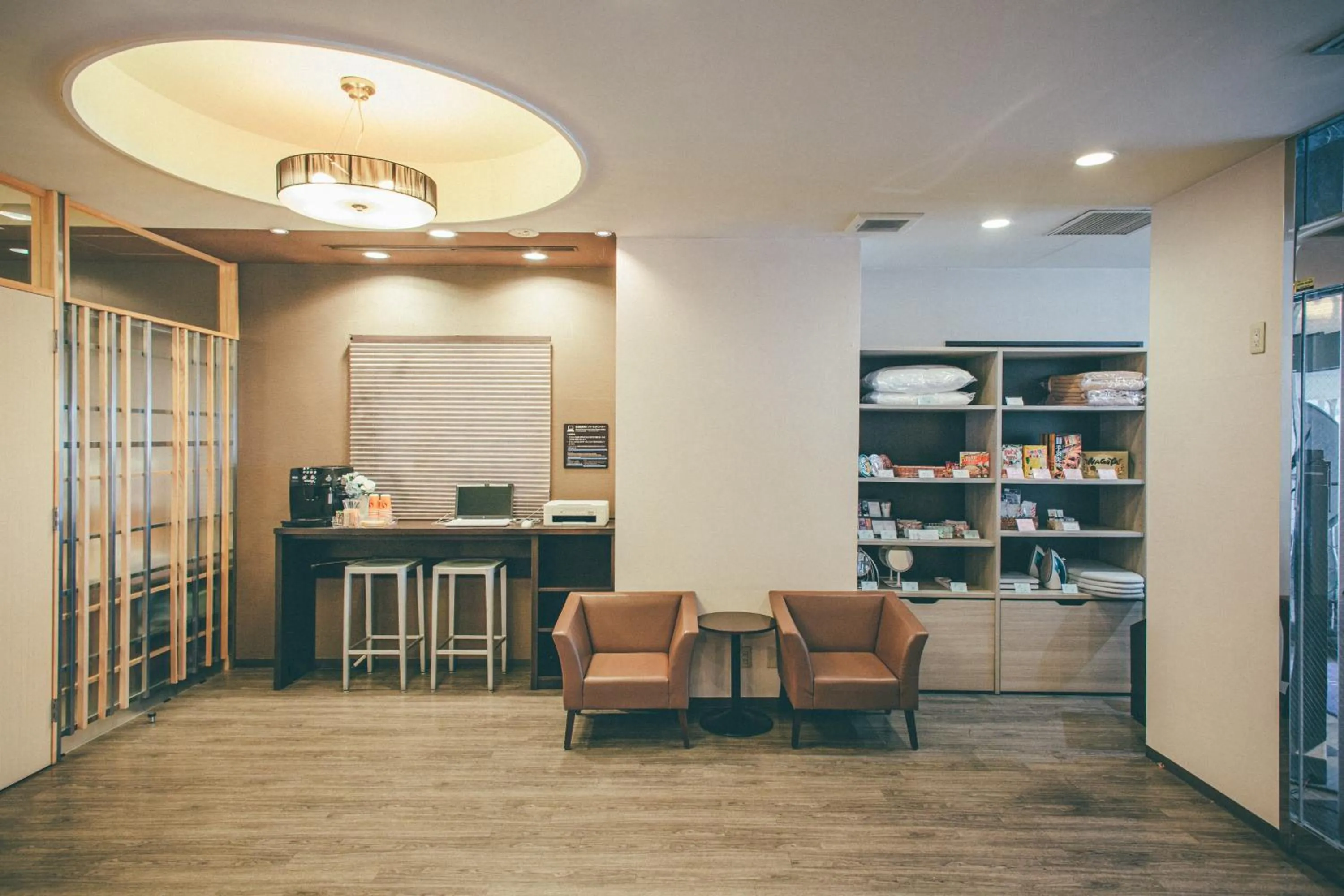 On-site shops in Hamilton Hotel Blue