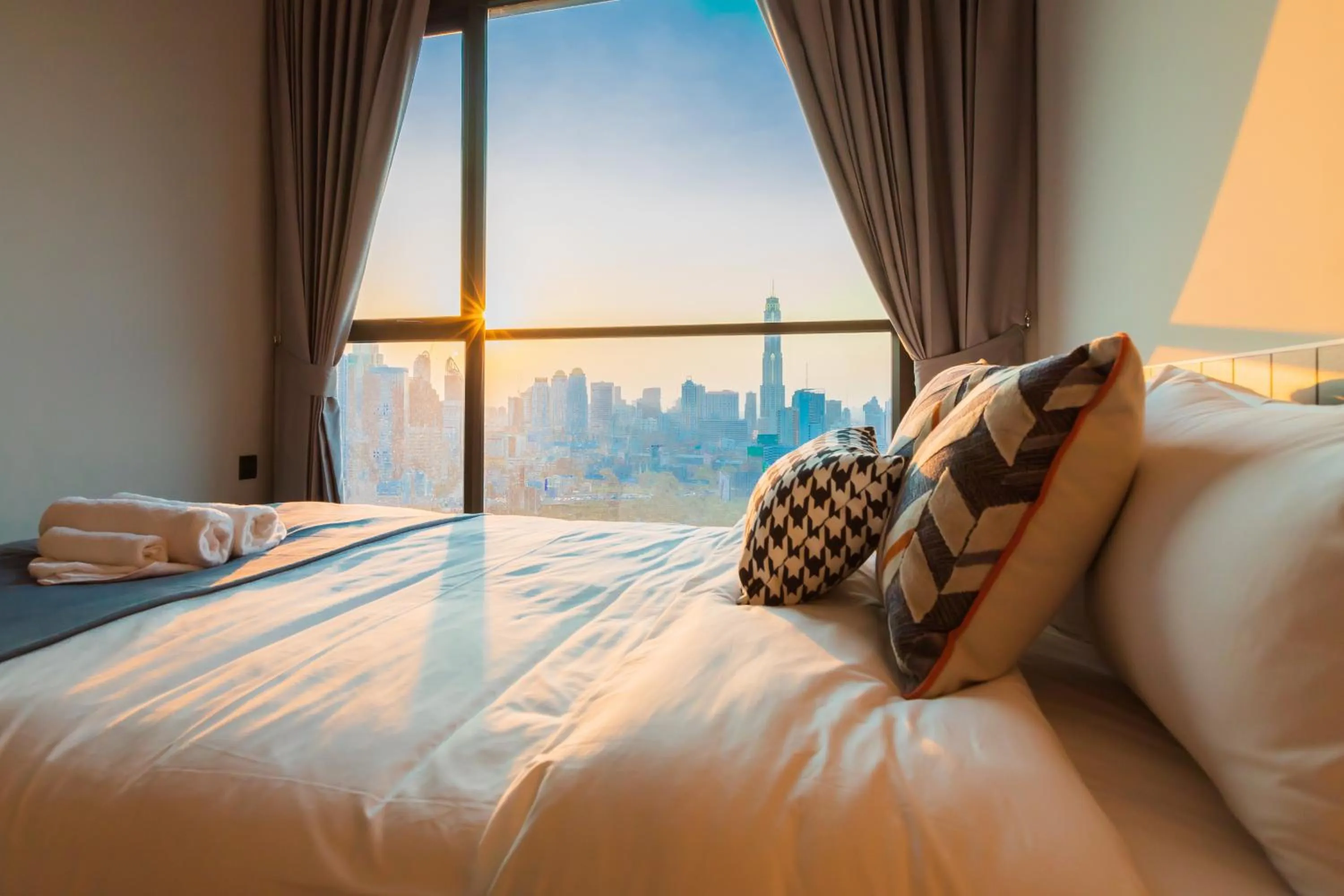 Bed in Lumpini Suite Phetchaburi-Makkasan