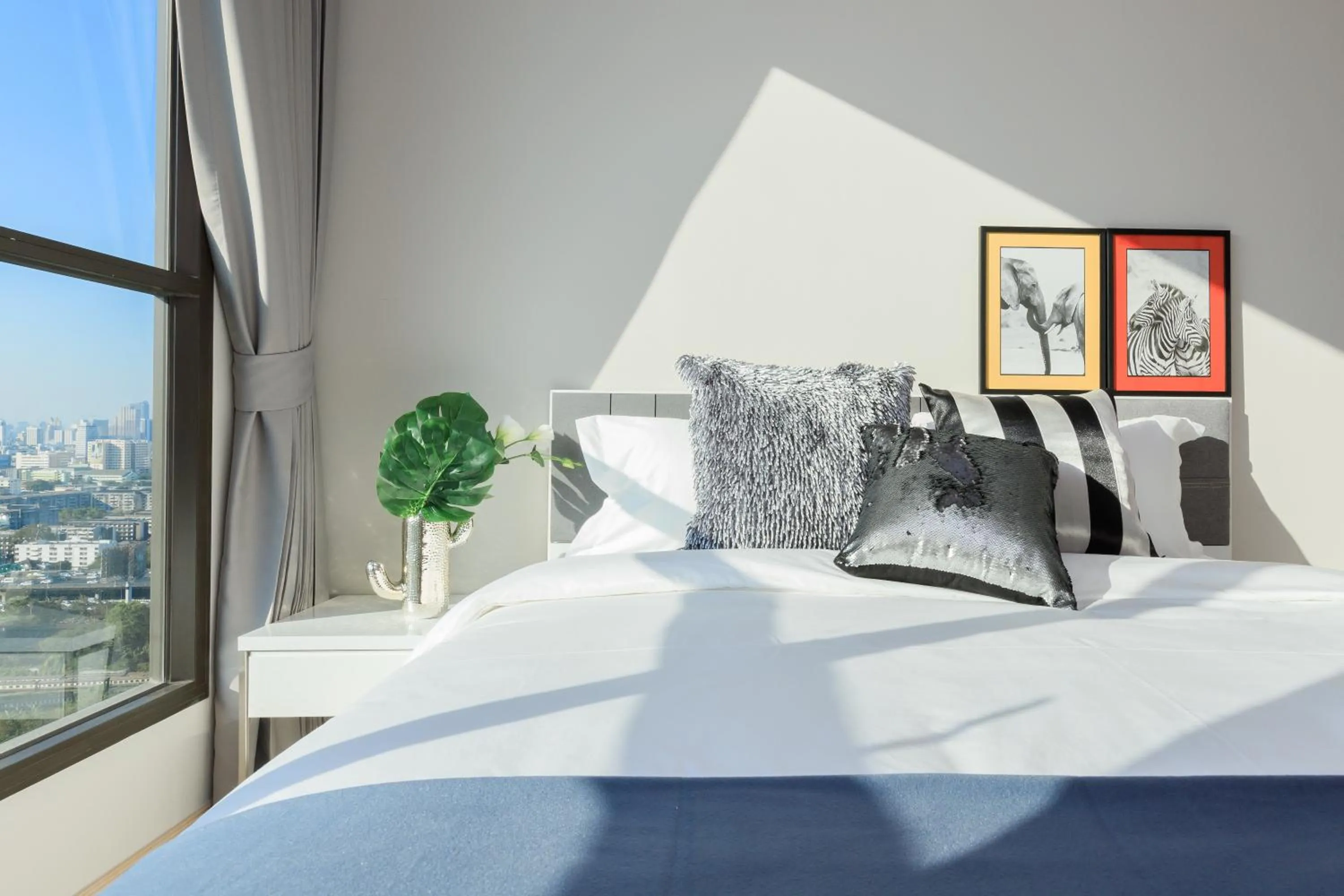 Bed in Lumpini Suite Phetchaburi-Makkasan