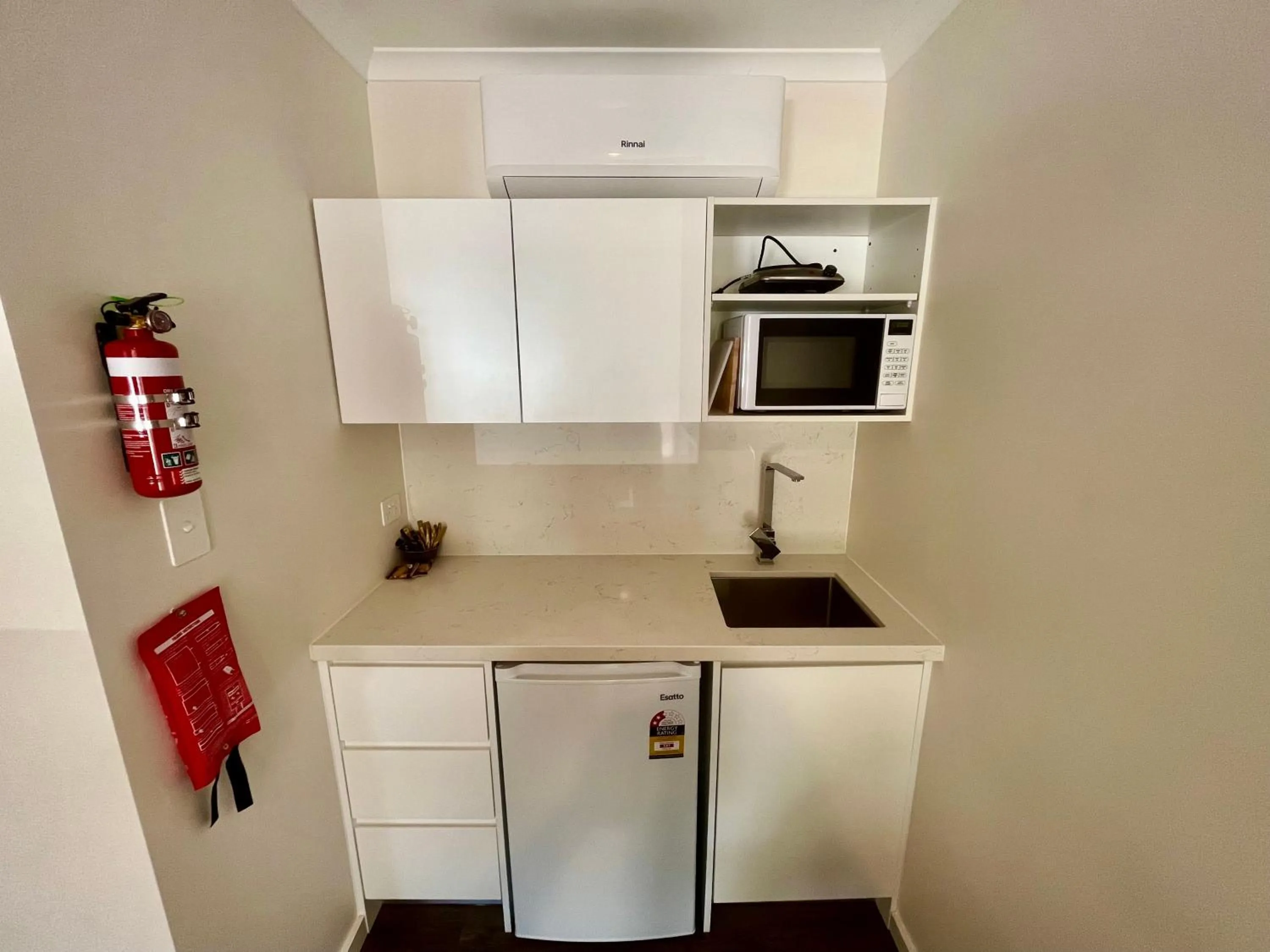 Kitchen or kitchenette in Young Caravan and Tourist Park