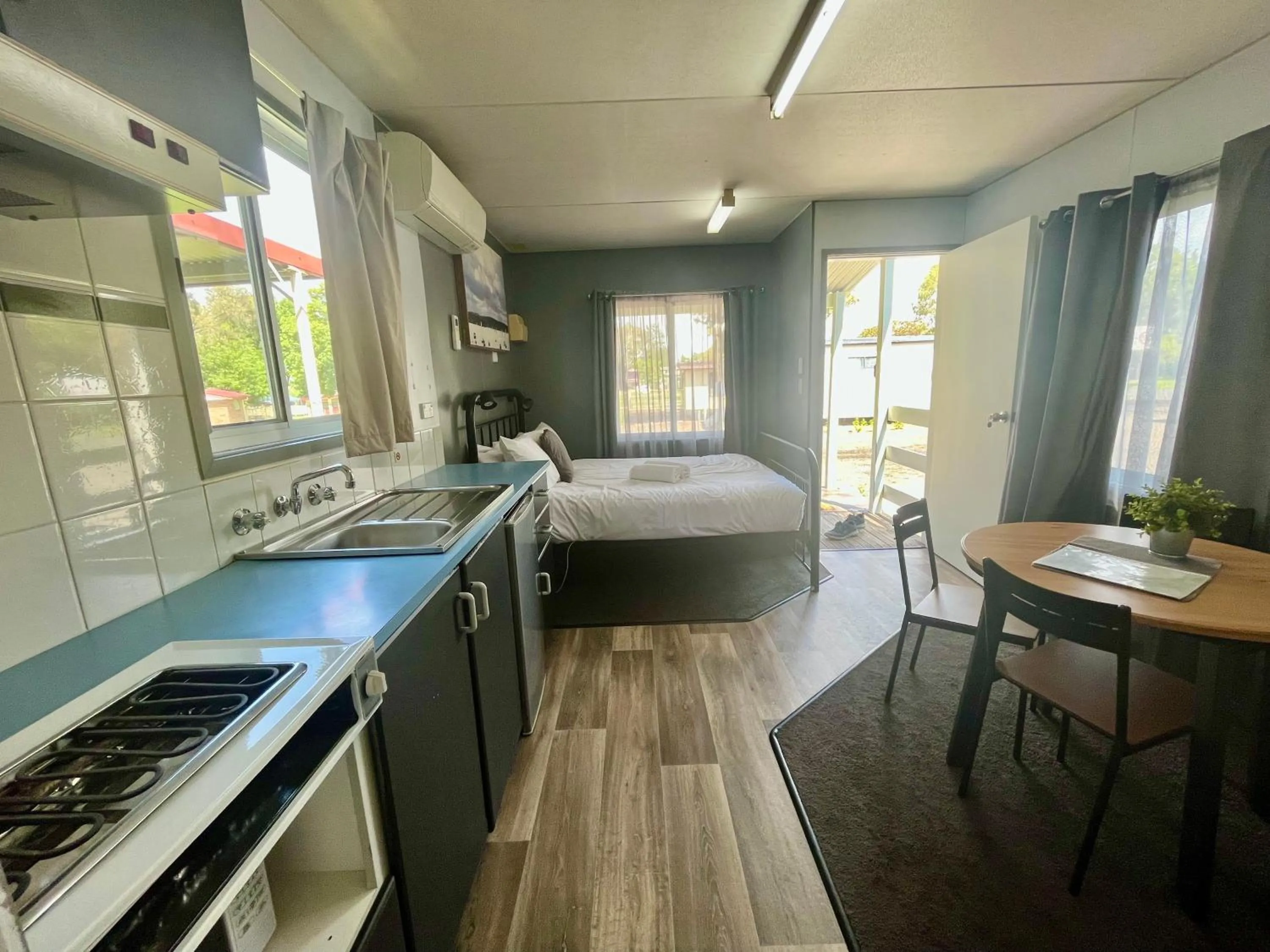Kitchen or kitchenette, Bed in Young Caravan and Tourist Park