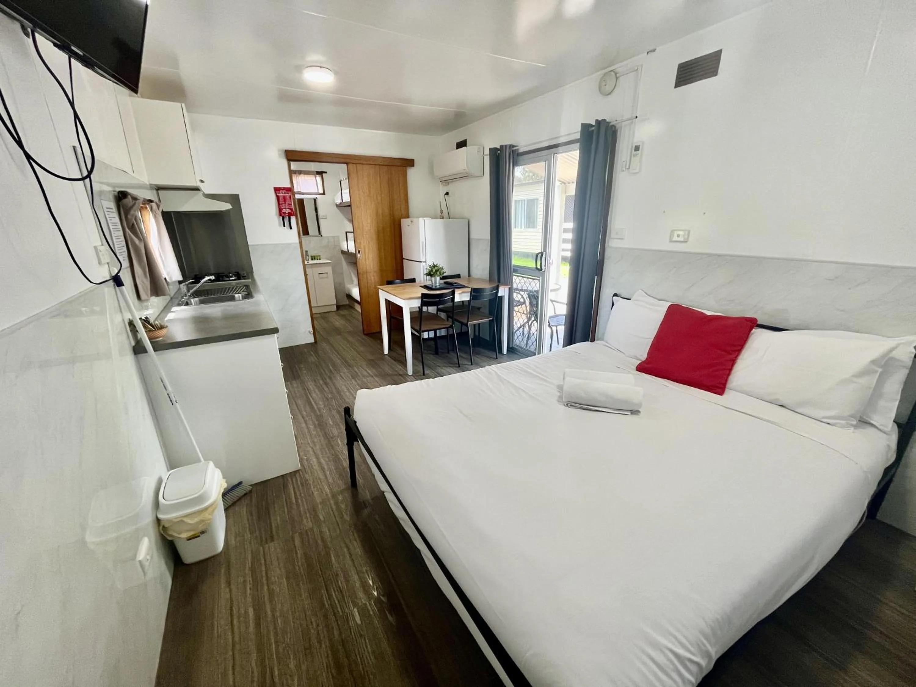 Living room, Bed in Young Caravan and Tourist Park