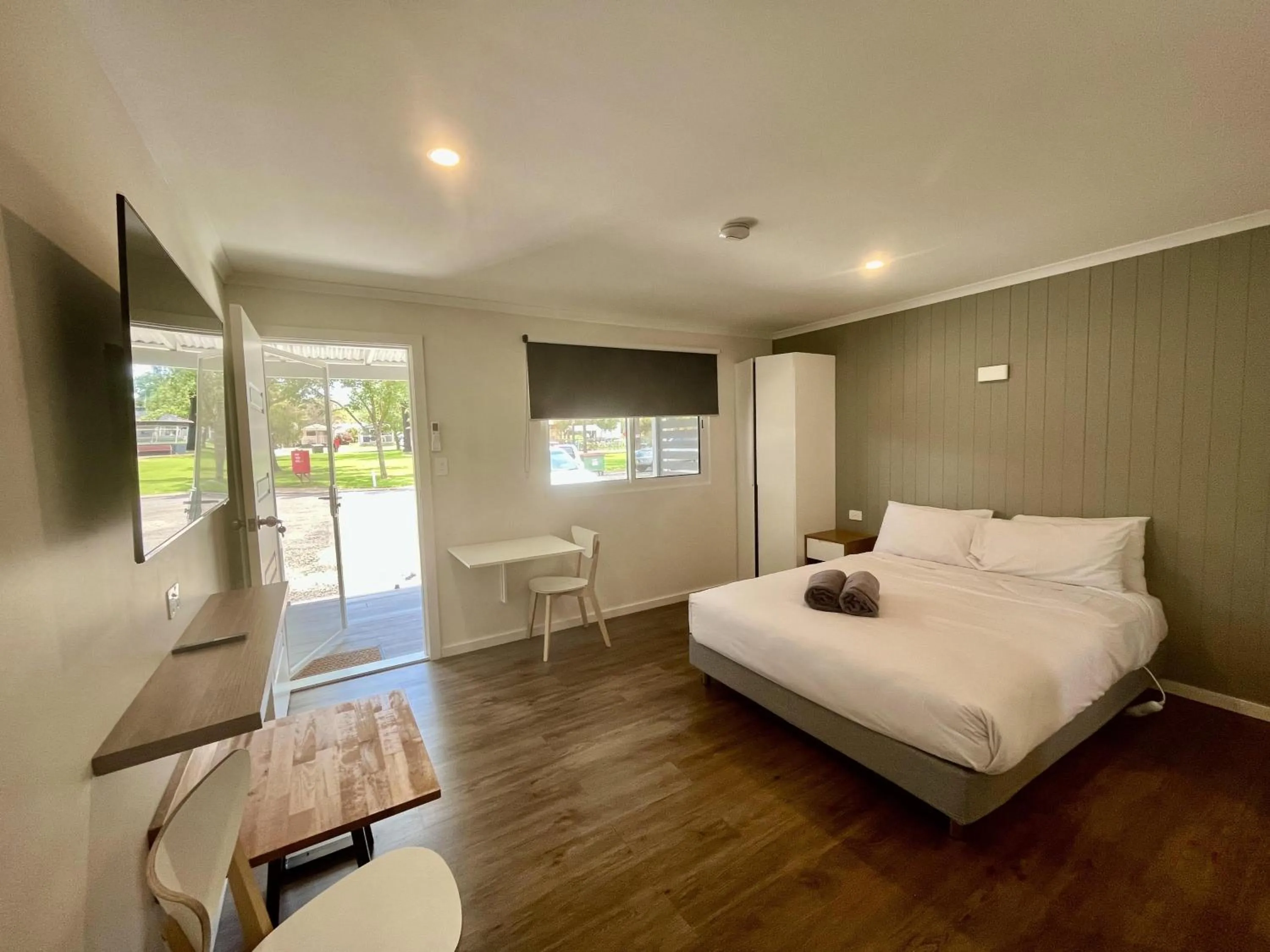 Photo of the whole room, Bed in Young Caravan and Tourist Park