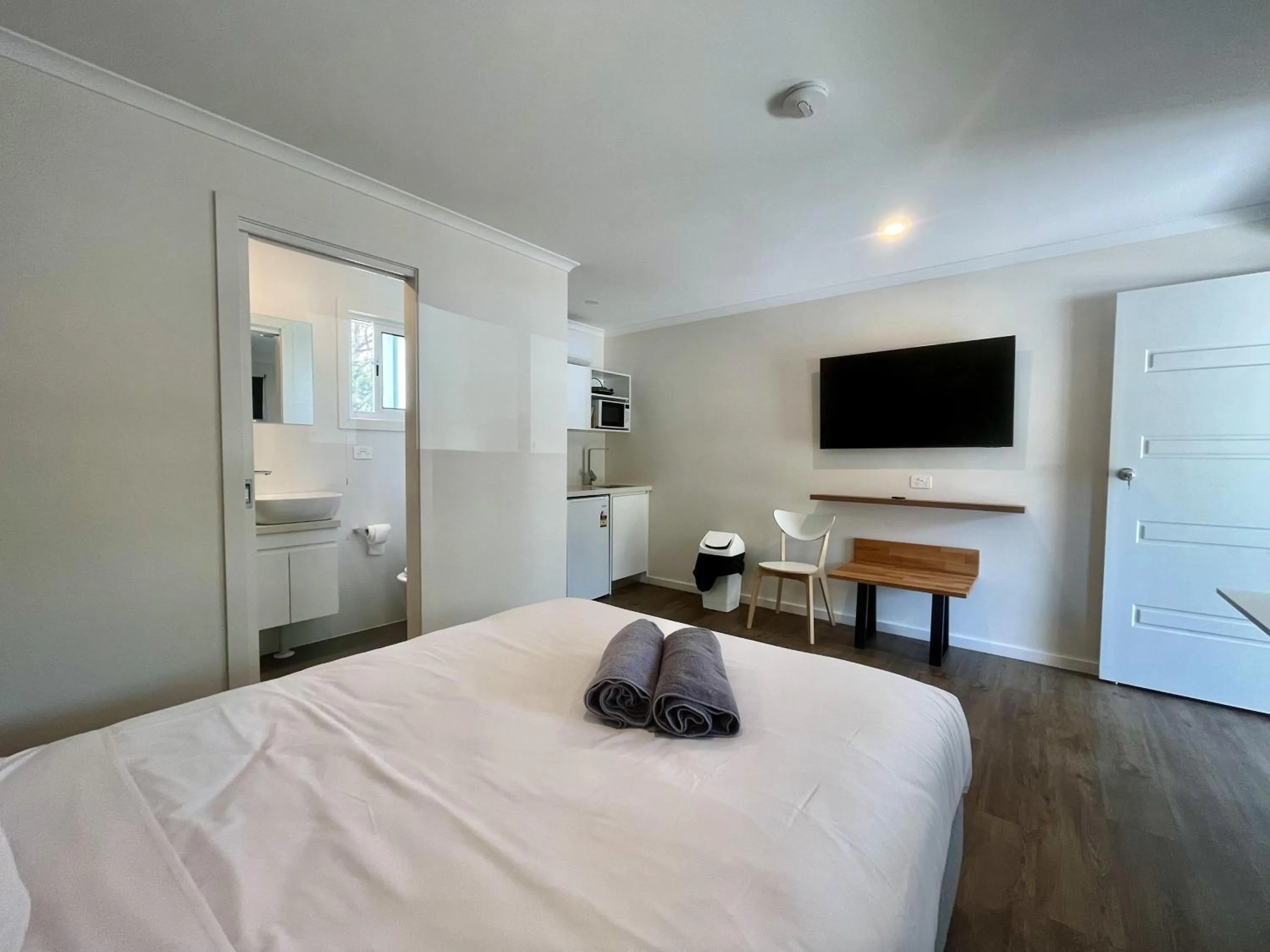 Photo of the whole room, Bed in Young Caravan and Tourist Park