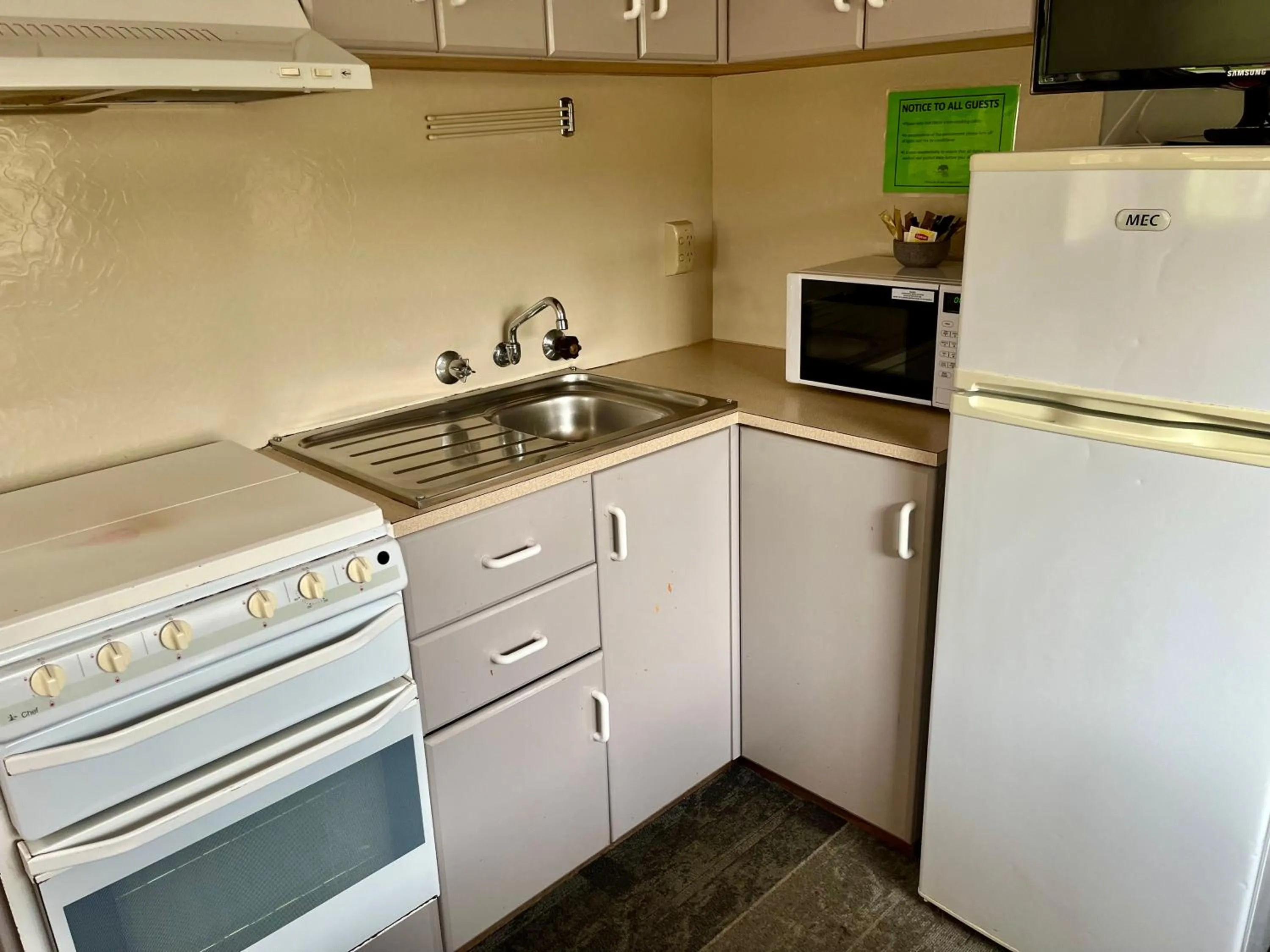 Kitchen or kitchenette in Young Caravan and Tourist Park