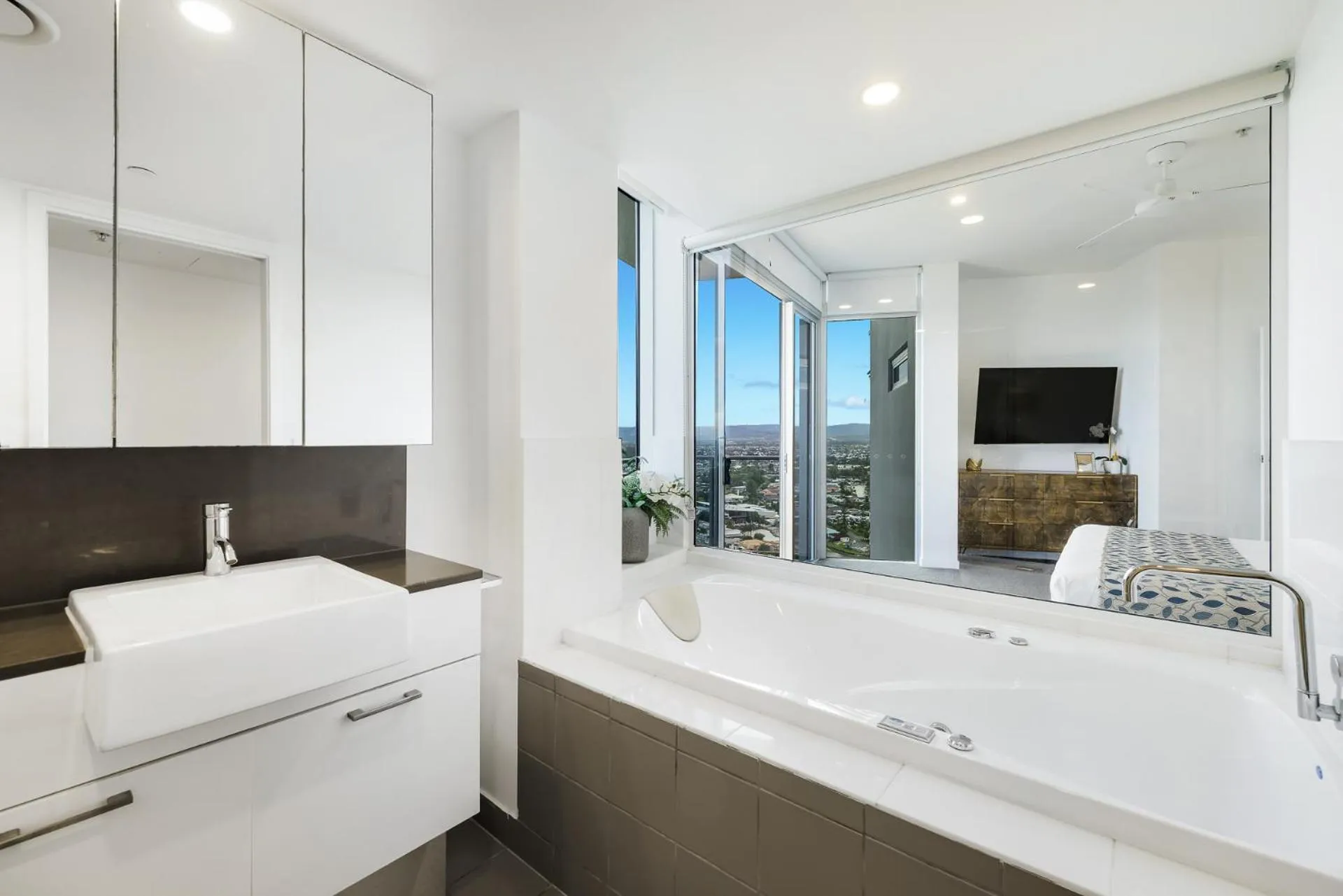 Artique Surfers Paradise - Official