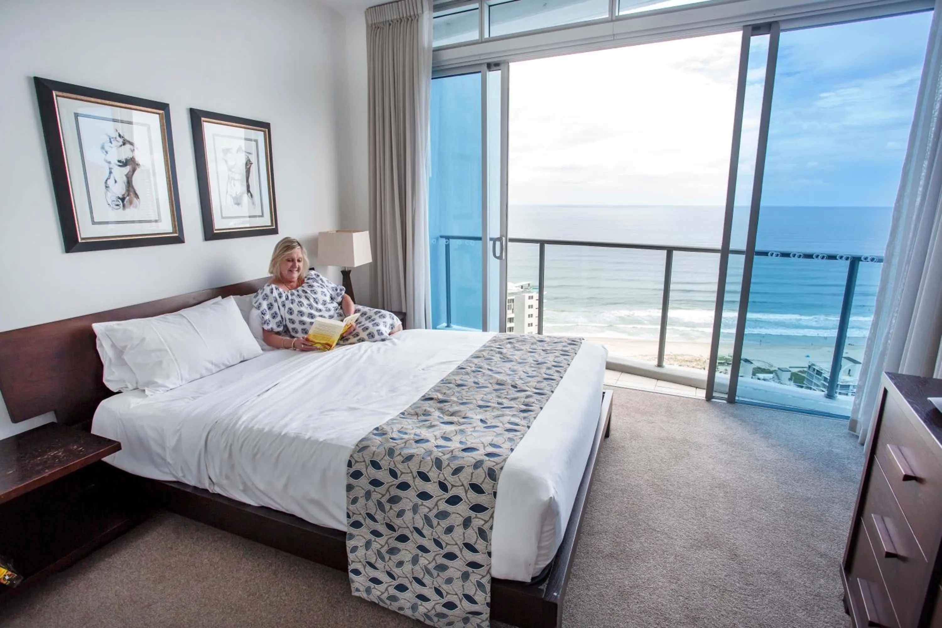 Bed in Artique Surfers Paradise - Official