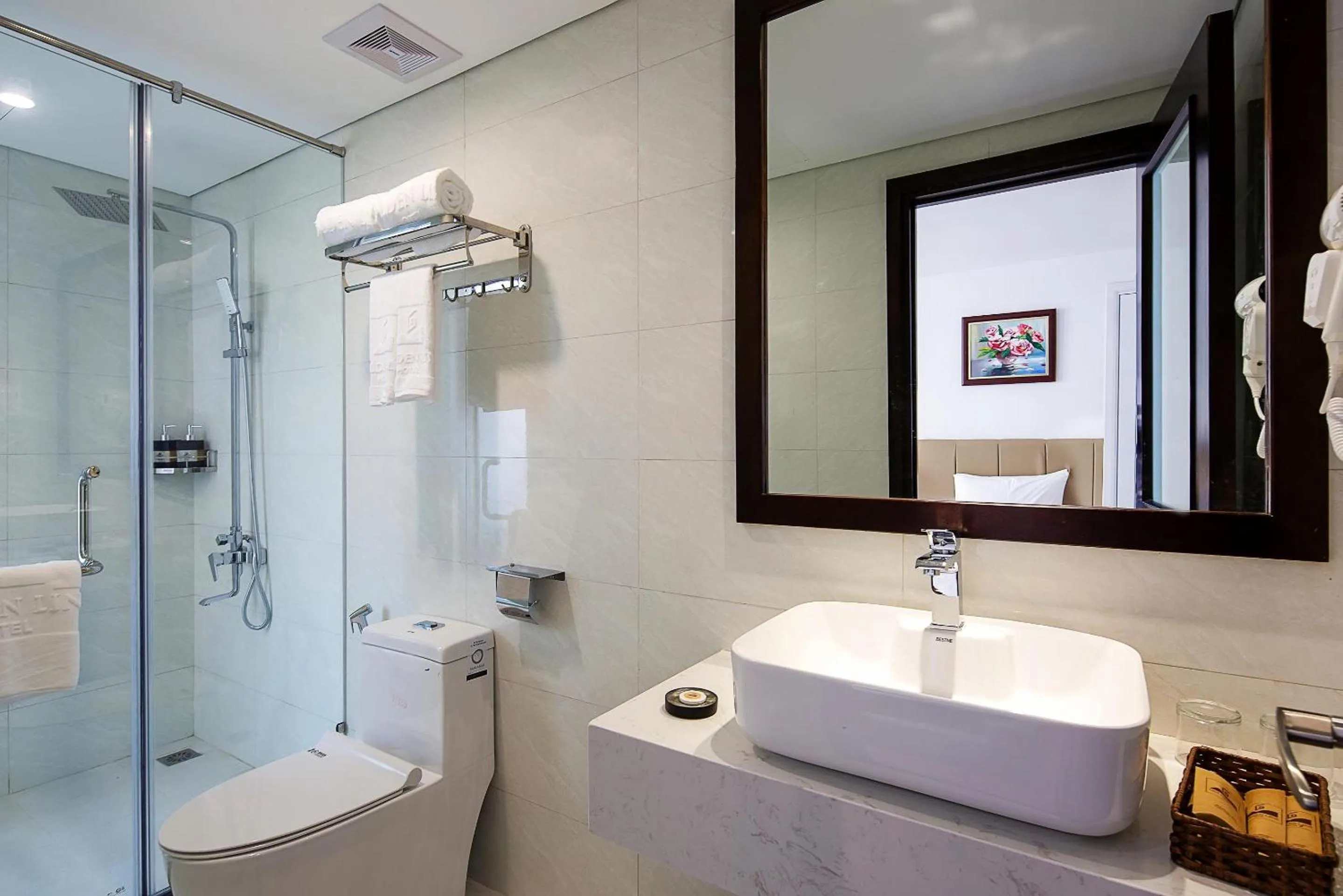 Toilet in Golden Line Hotel Danang