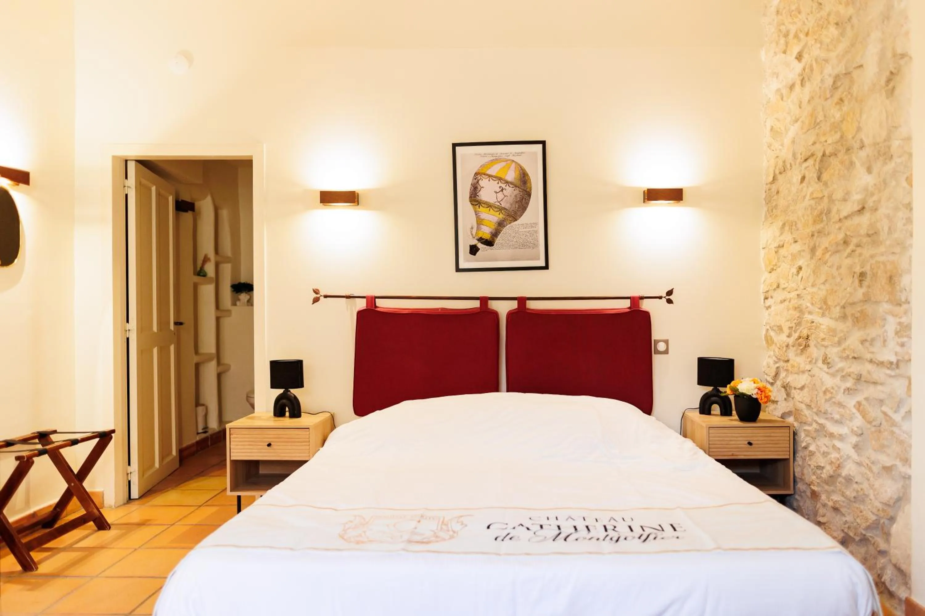 Bed in Château Catherine de Montgolfier - B&B et Gites - Piscine - Domaine viticole bio avec dégustation