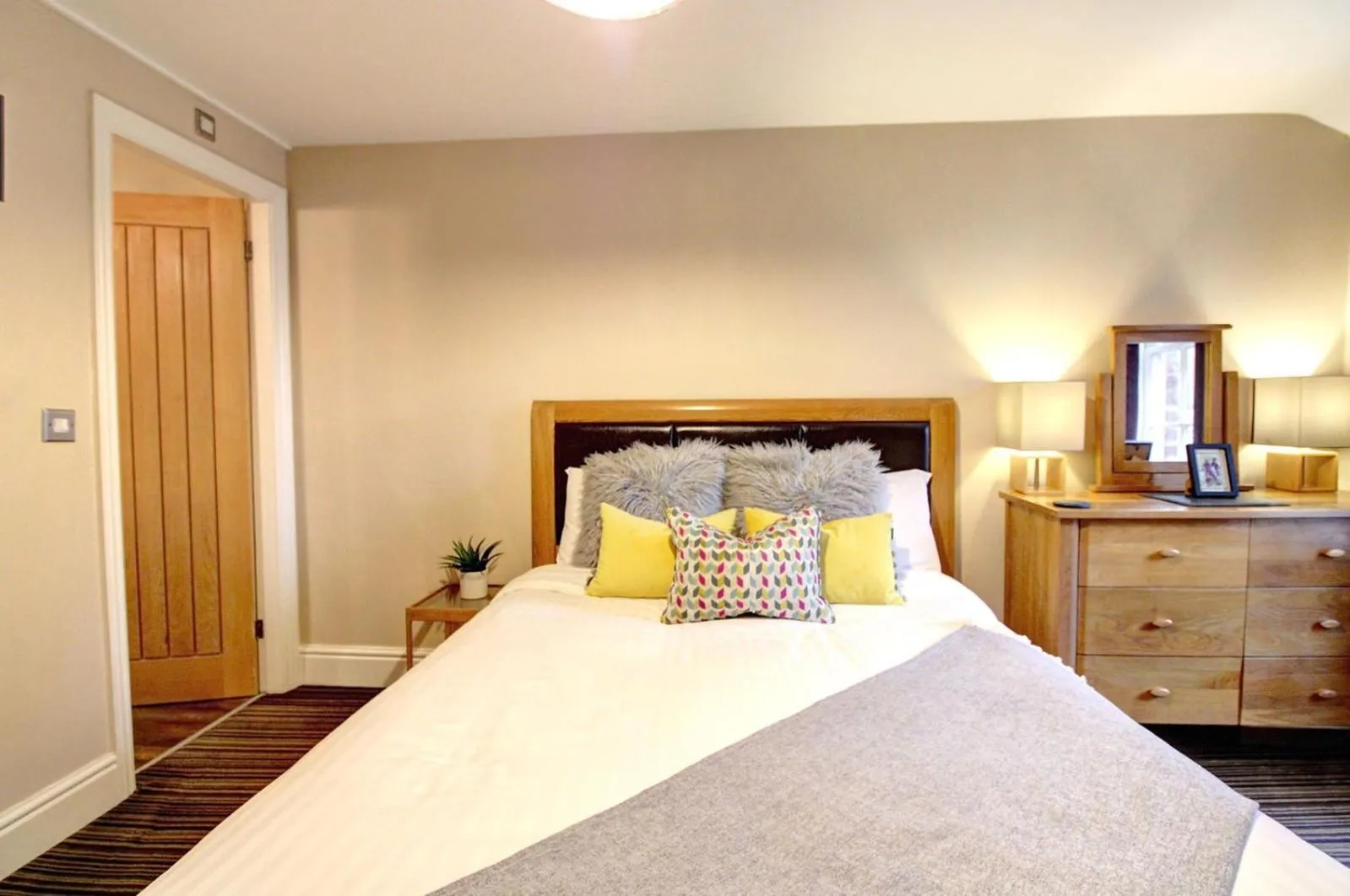 Bedroom, Bed in Chester Apartments