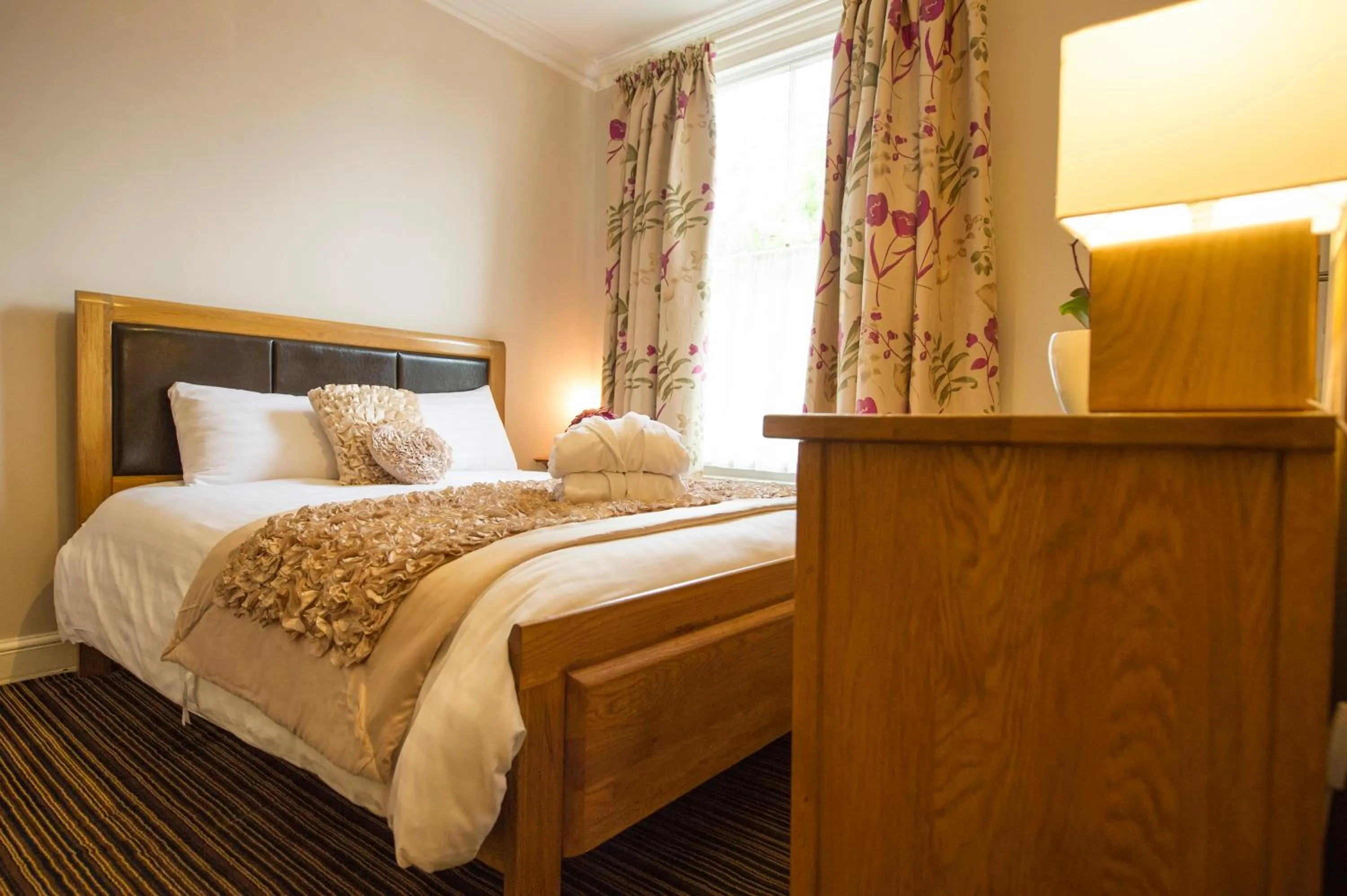 Day, Bed in Chester Apartments