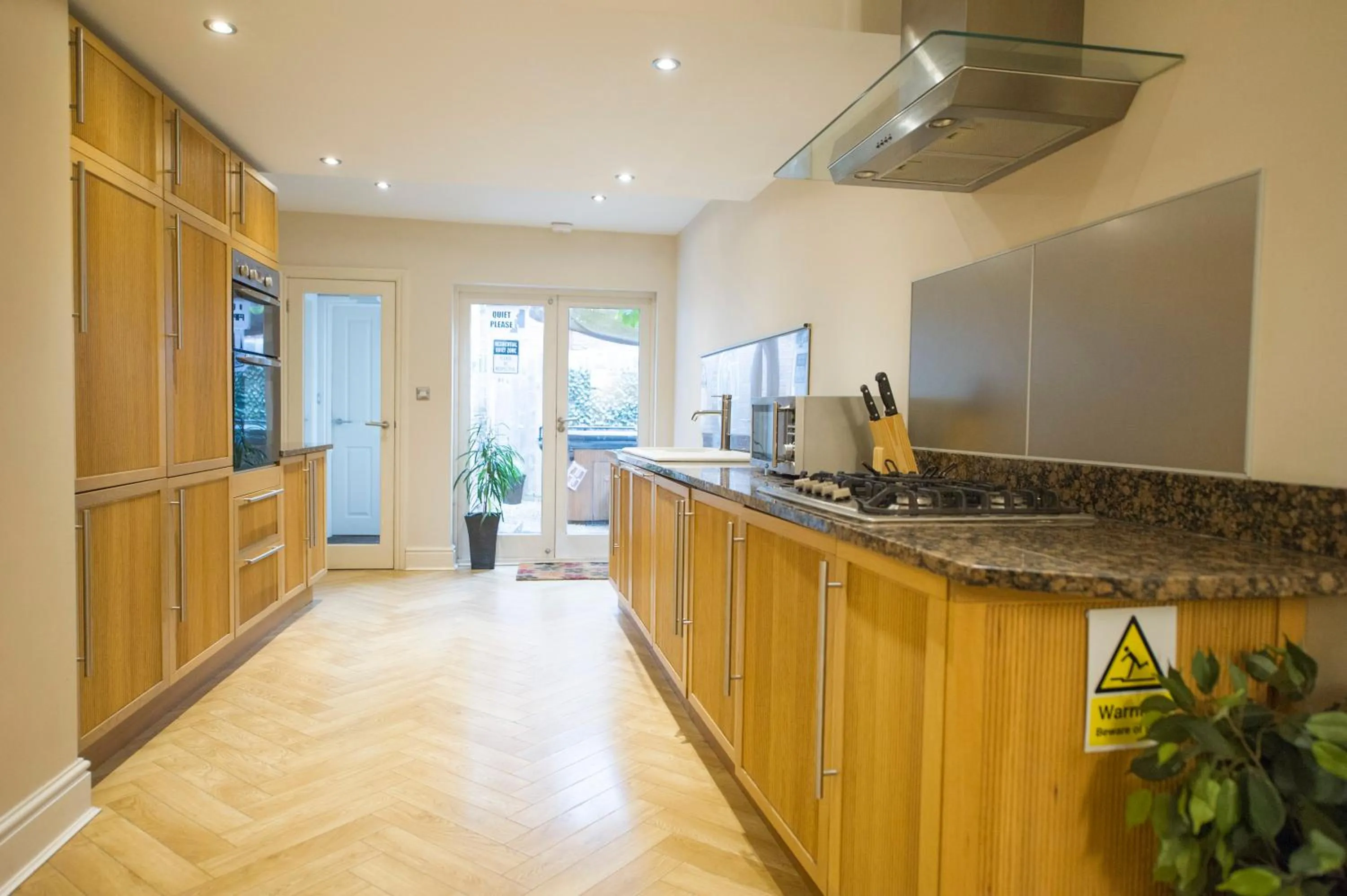 Kitchen or kitchenette in Chester Apartments