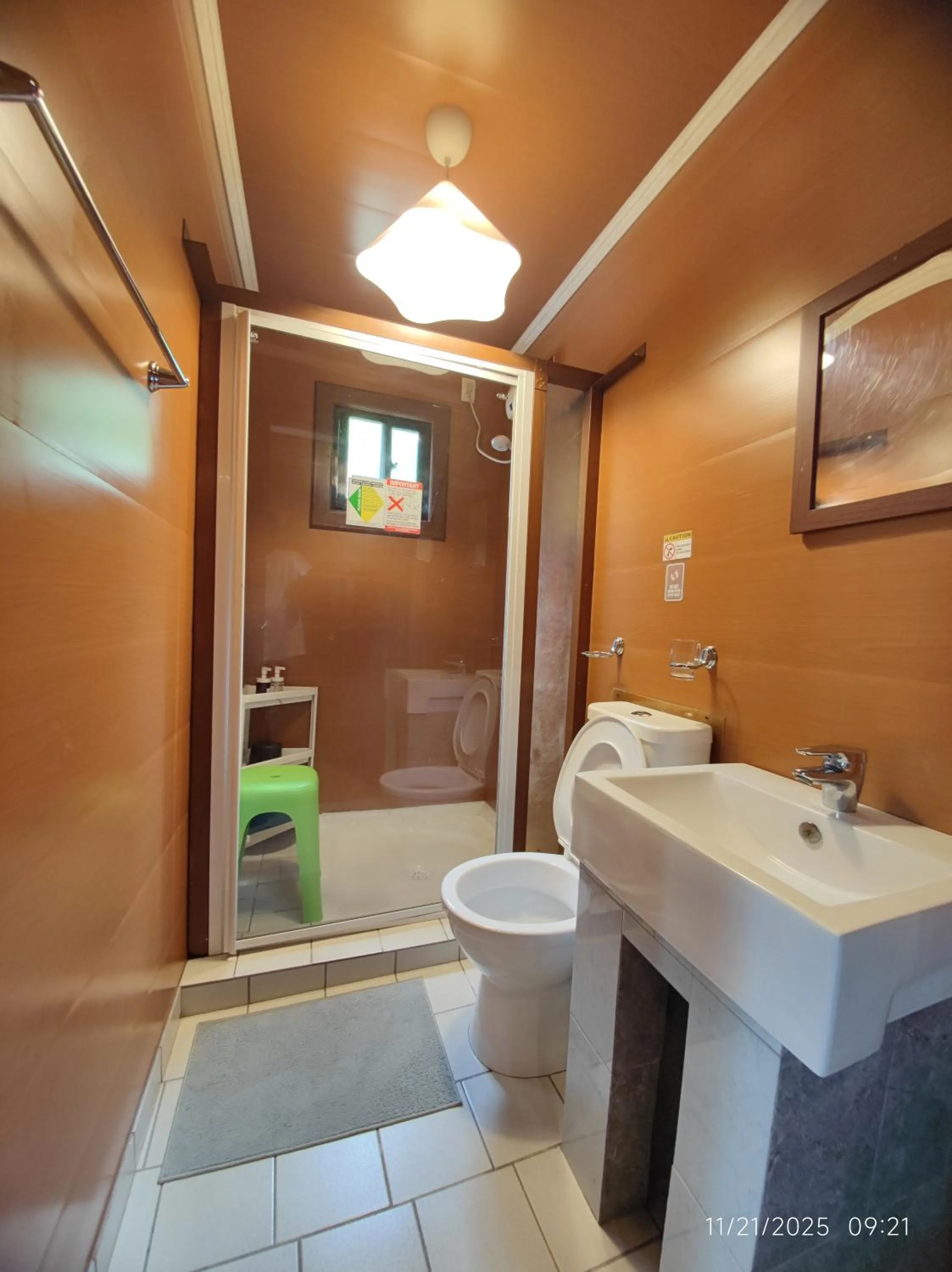 Bathroom in Ferellee Beach Front Inn