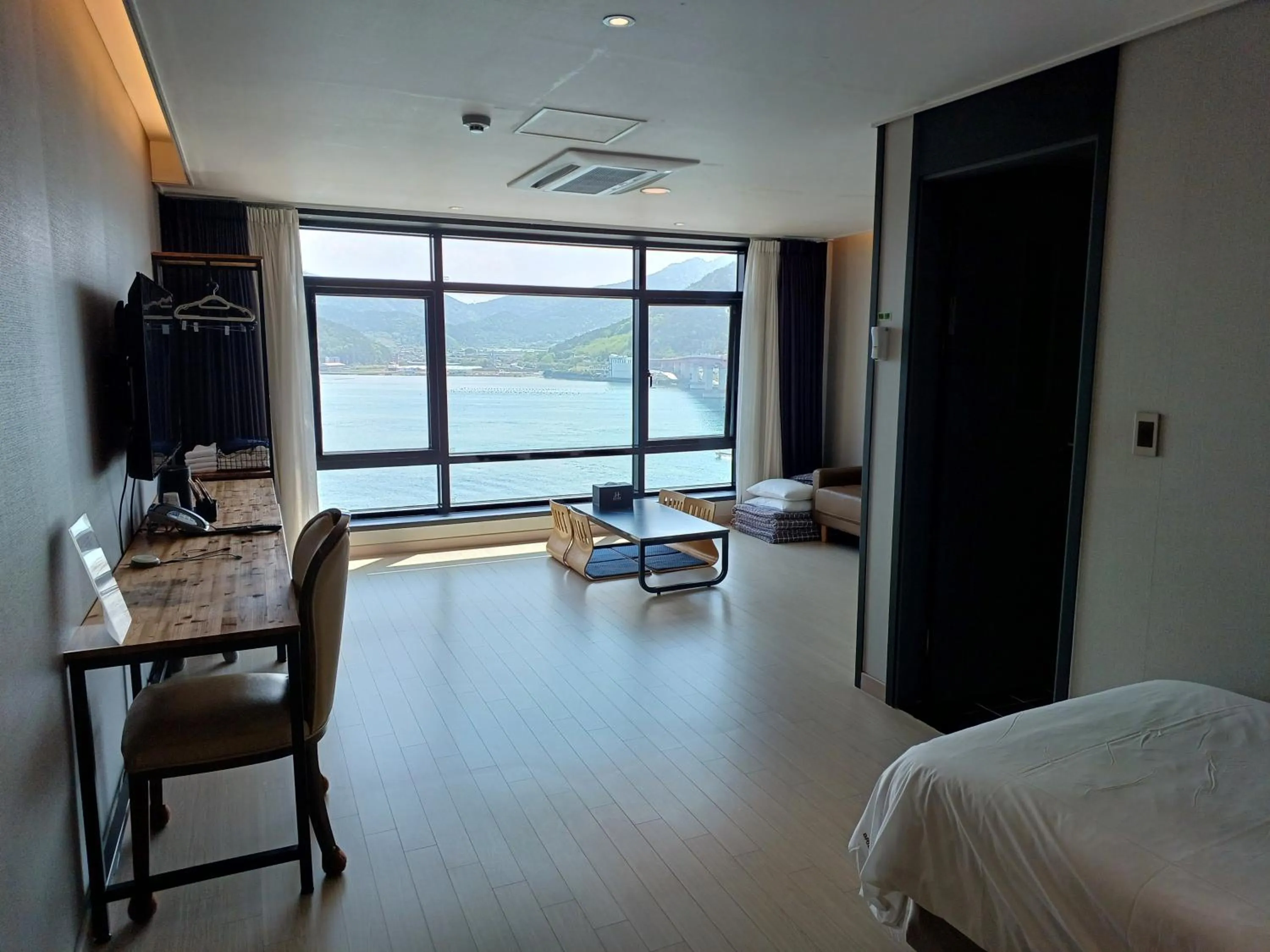 Bed in Tongyeong Bridge Hotel