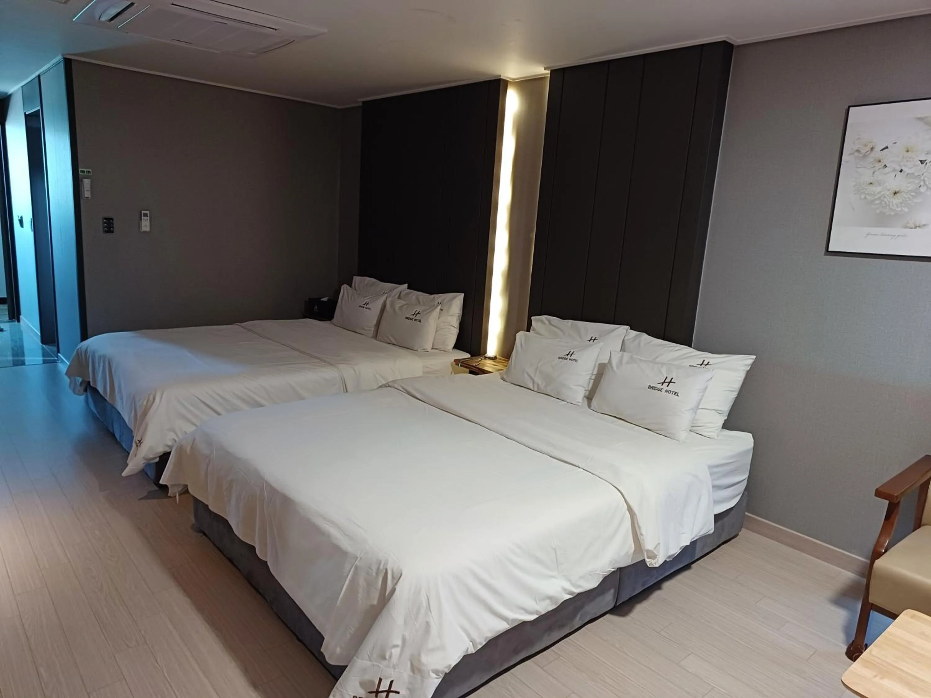 Bed in Tongyeong Bridge Hotel