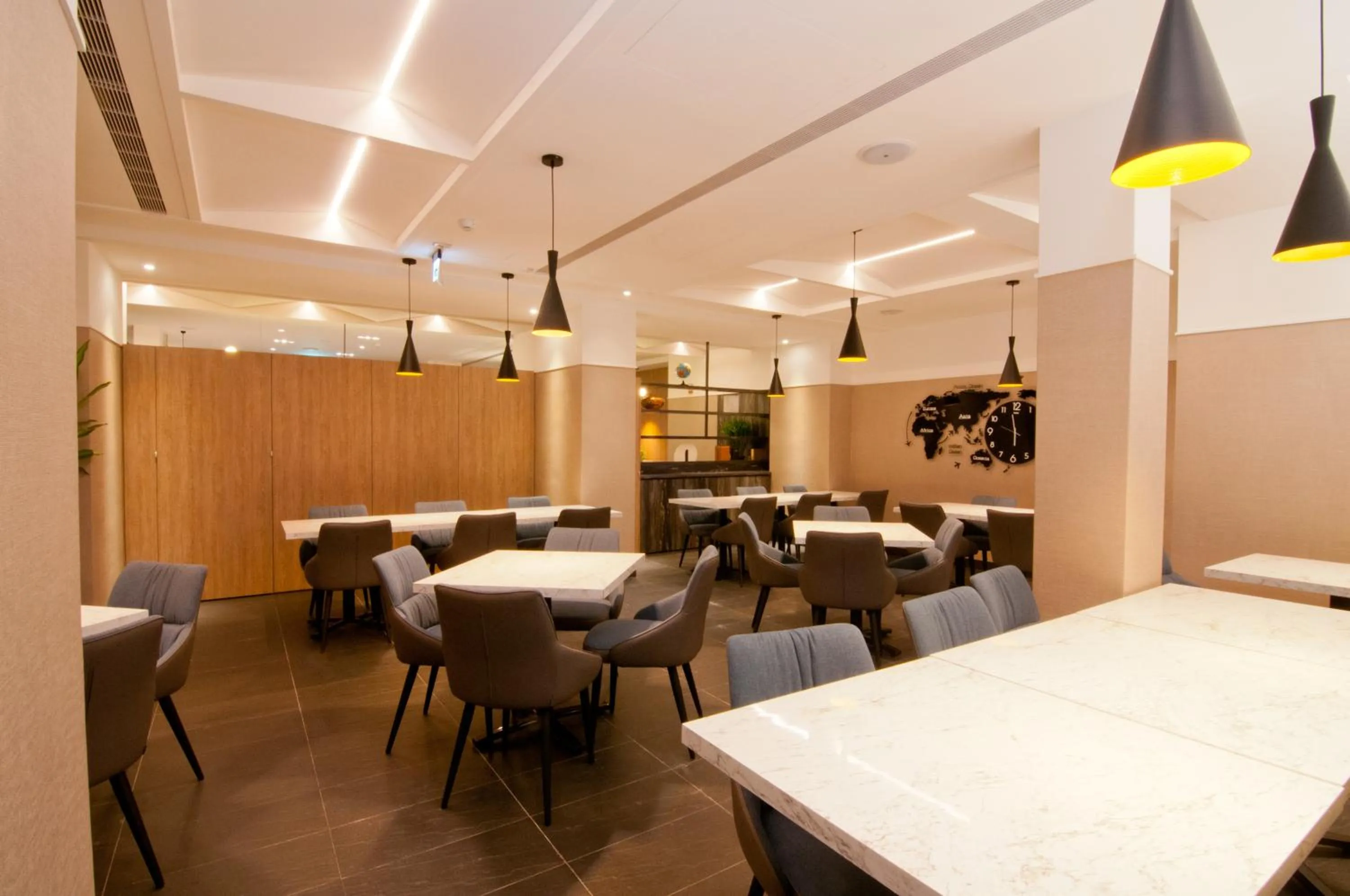 Communal lounge/ TV room in Feng-Chi Inn