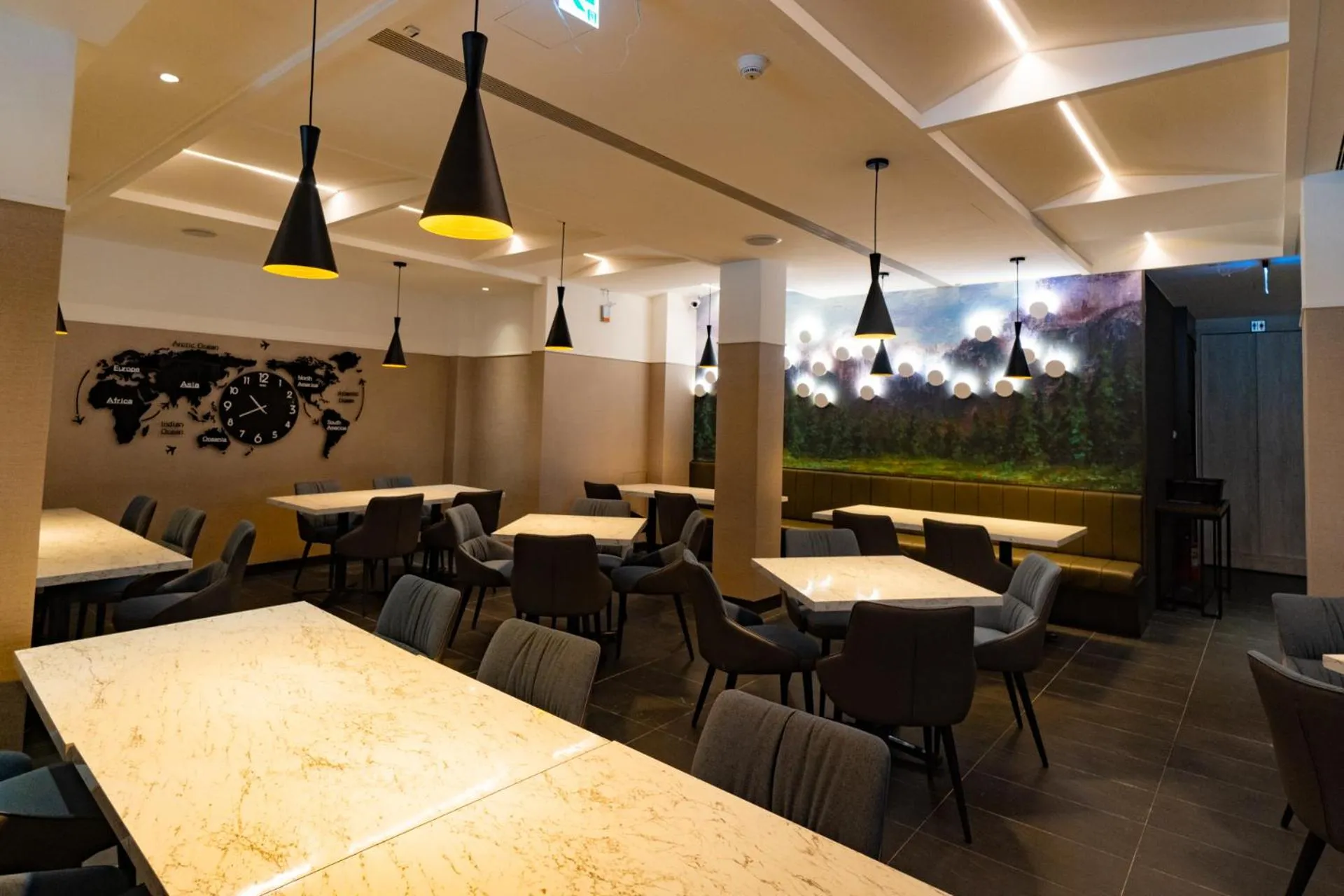 Communal lounge/ TV room in Feng-Chi Inn