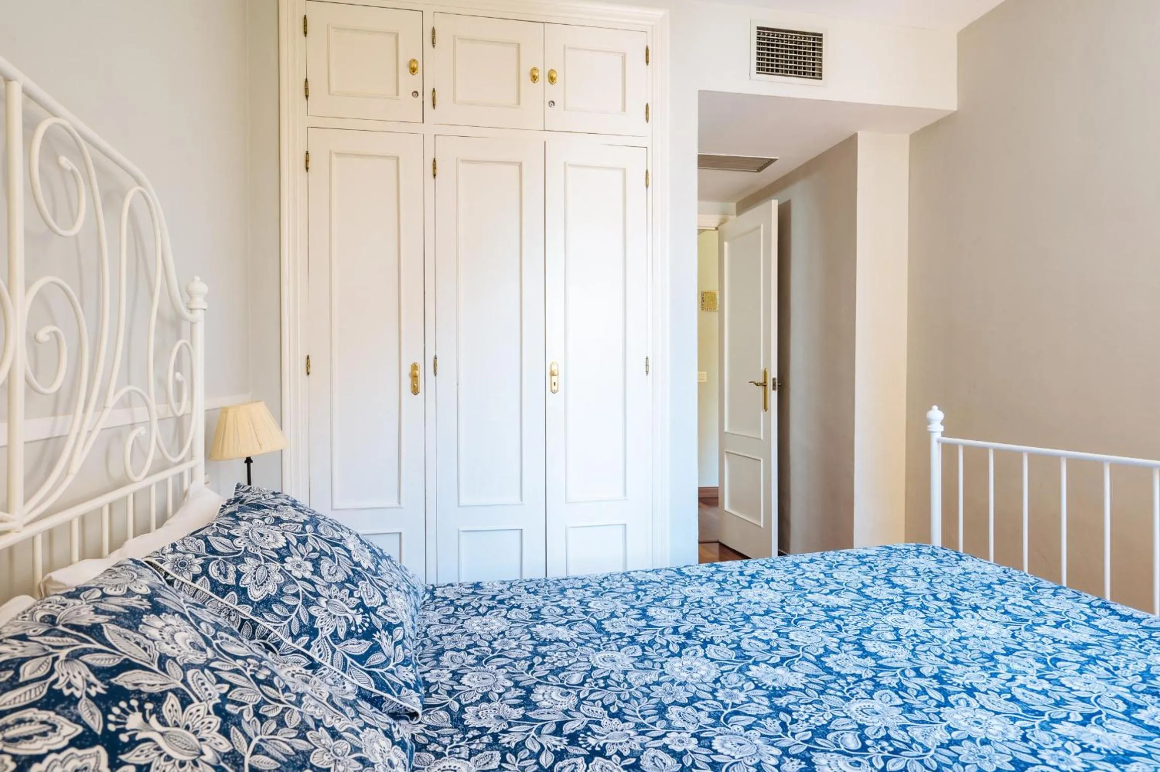 Bedroom, Bed in Vidrio 36