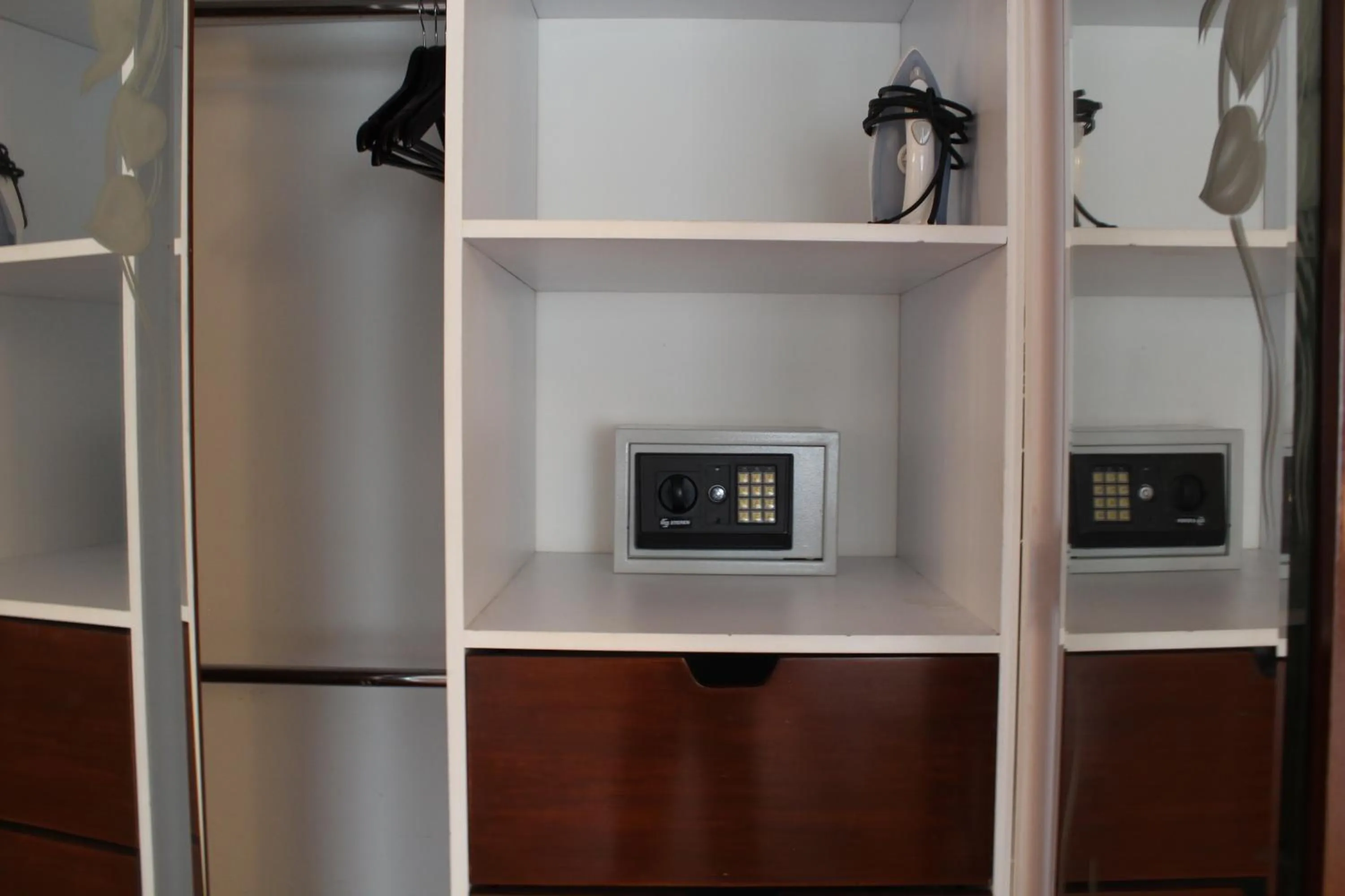 safe in Residence L´ Heritage Hipólito Taine by BlueBay