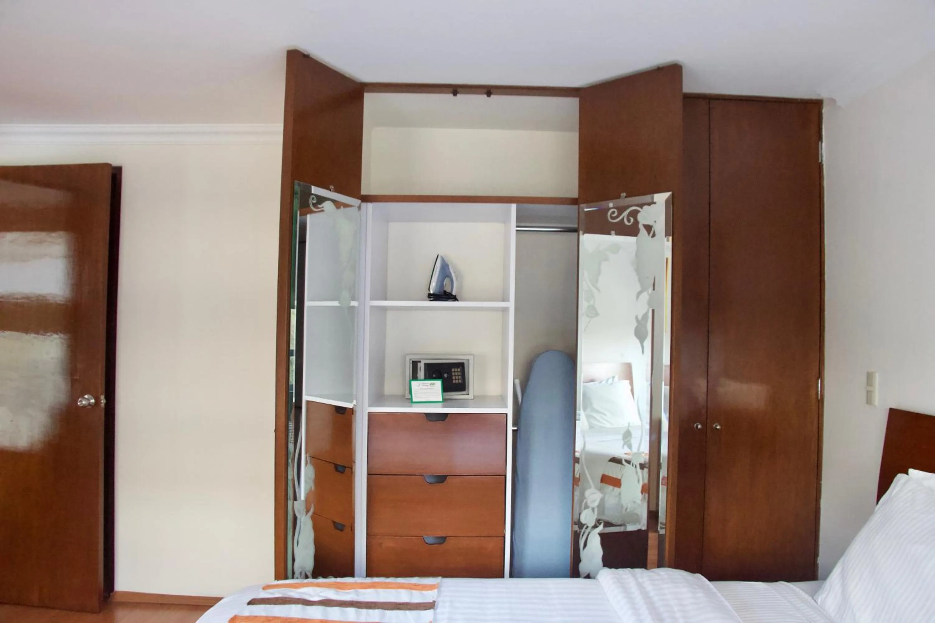 Photo of the whole room, Bed in Residence L´ Heritage Hipólito Taine by BlueBay