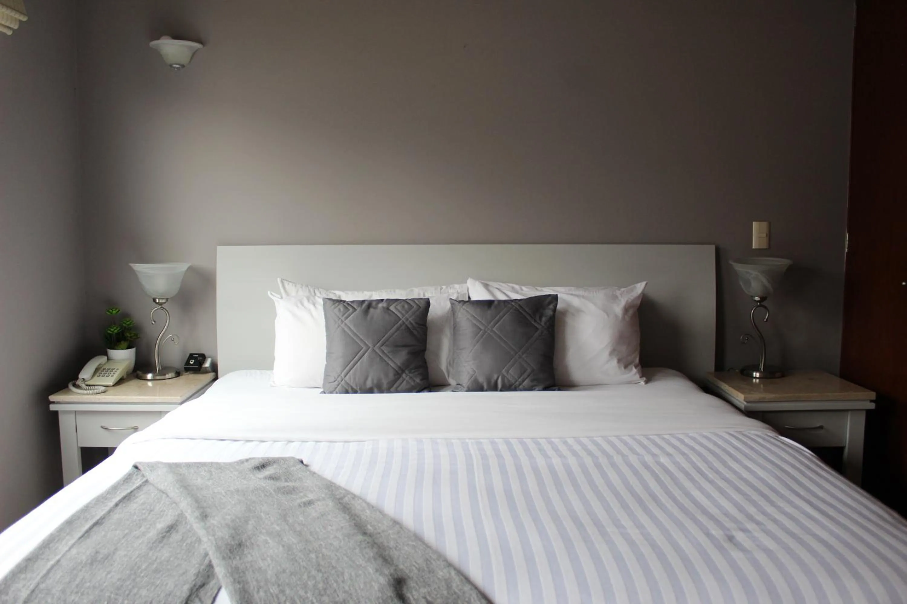 Photo of the whole room, Bed in Residence L´ Heritage Hipólito Taine by BlueBay