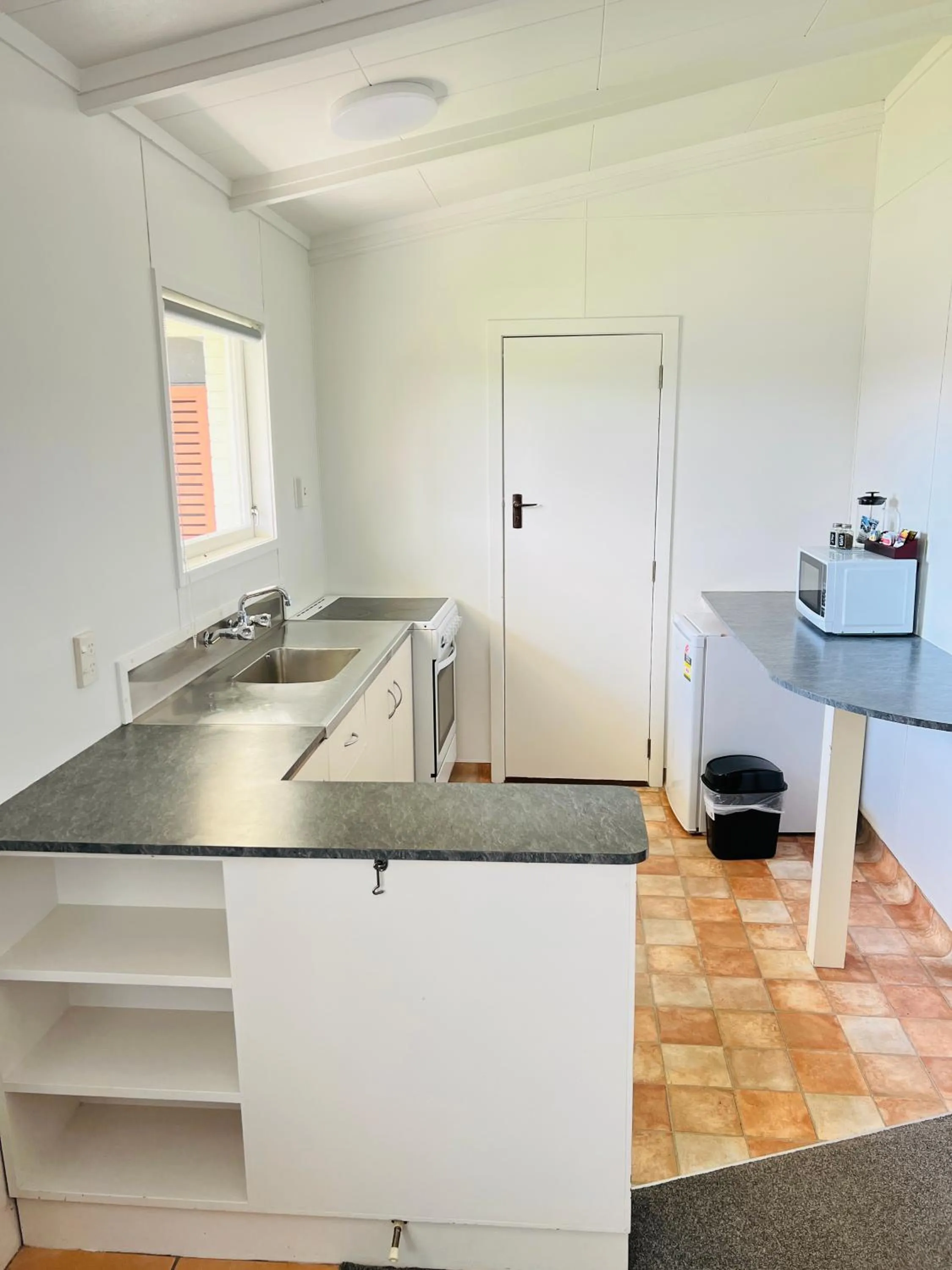 Kitchen or kitchenette in 18th Avenue Thermal Motel