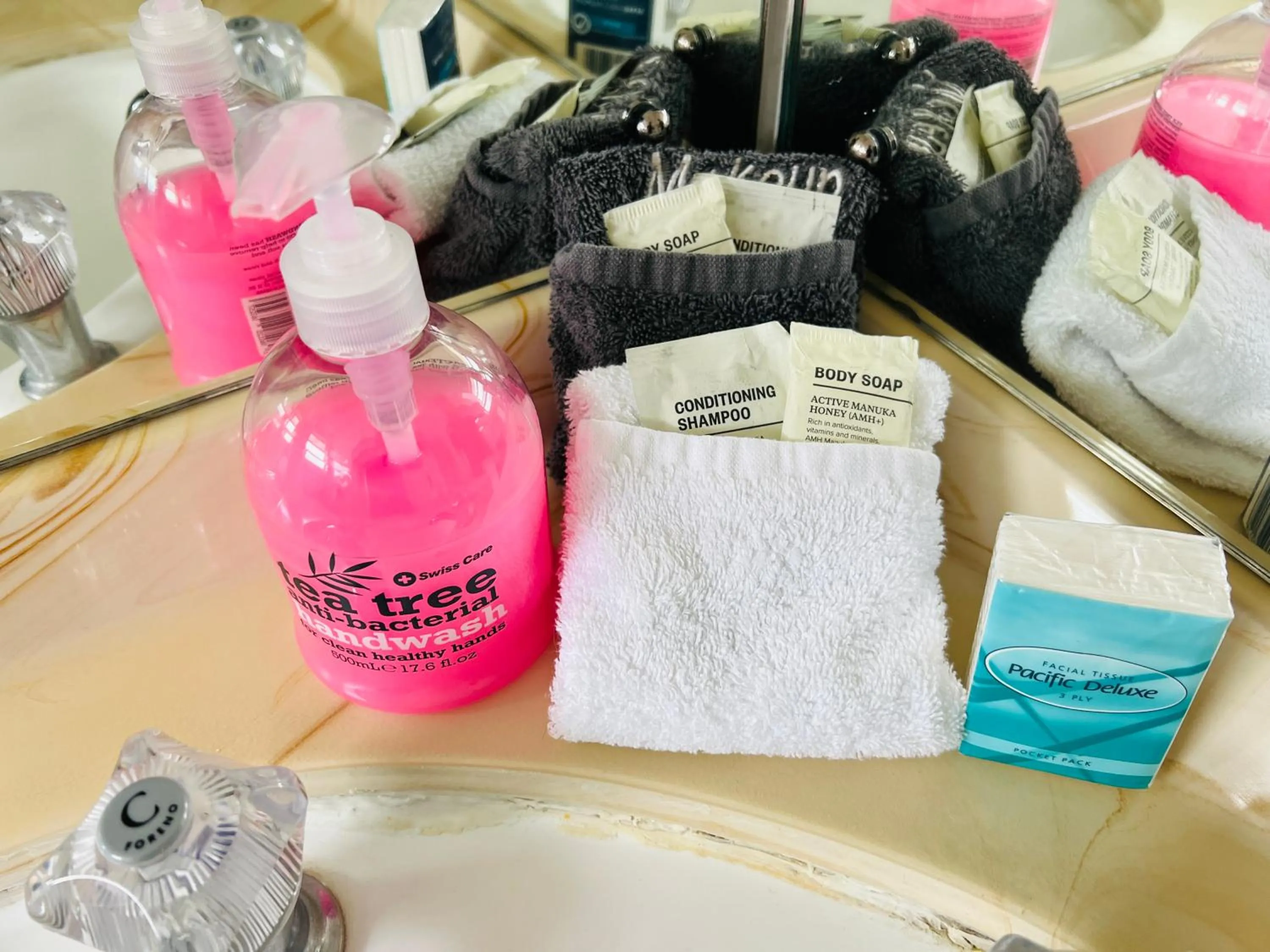 Bathroom in 18th Avenue Thermal Motel