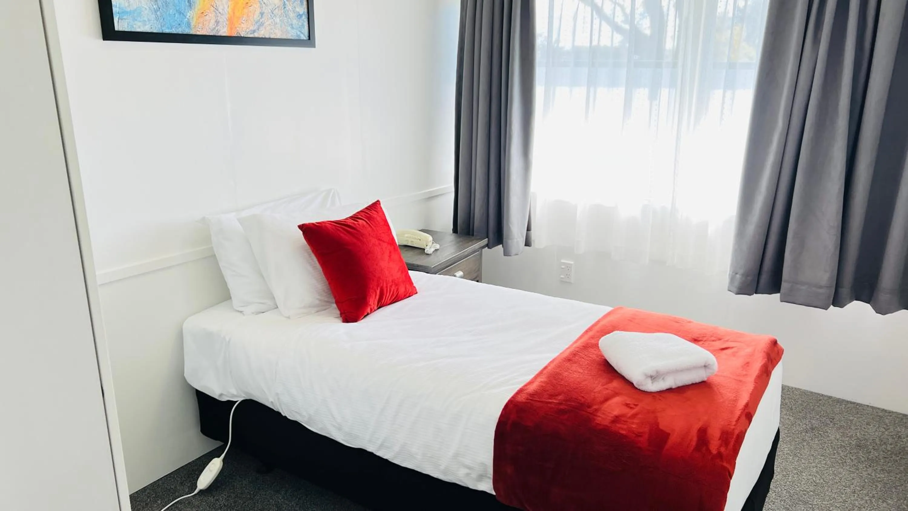 Bed in 18th Avenue Thermal Motel