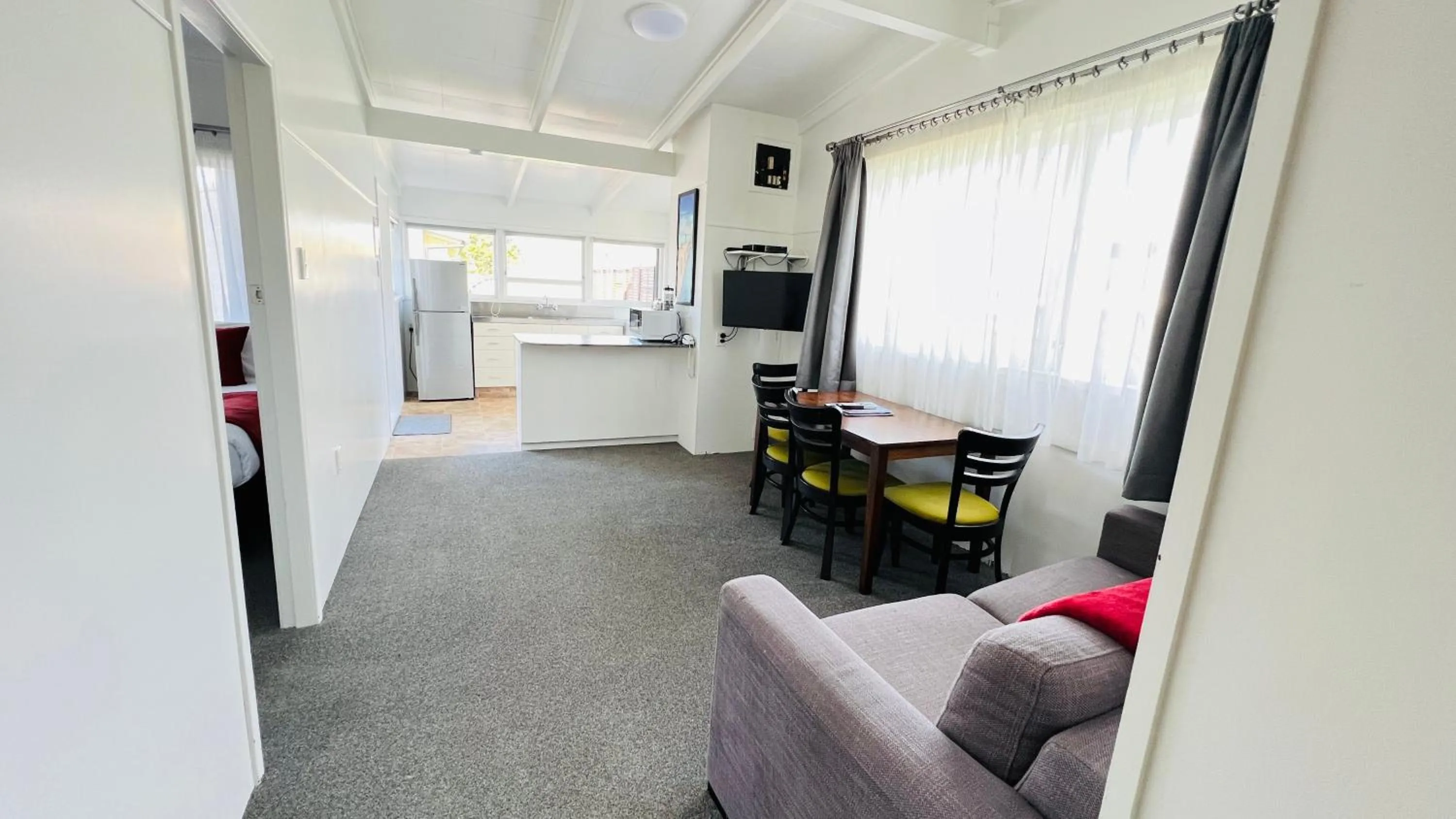 Communal lounge/ TV room in 18th Avenue Thermal Motel