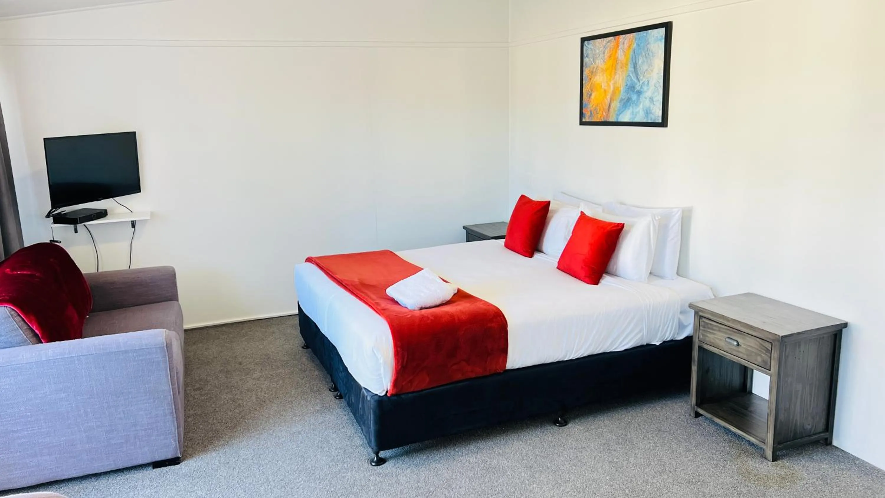 Bed in 18th Avenue Thermal Motel