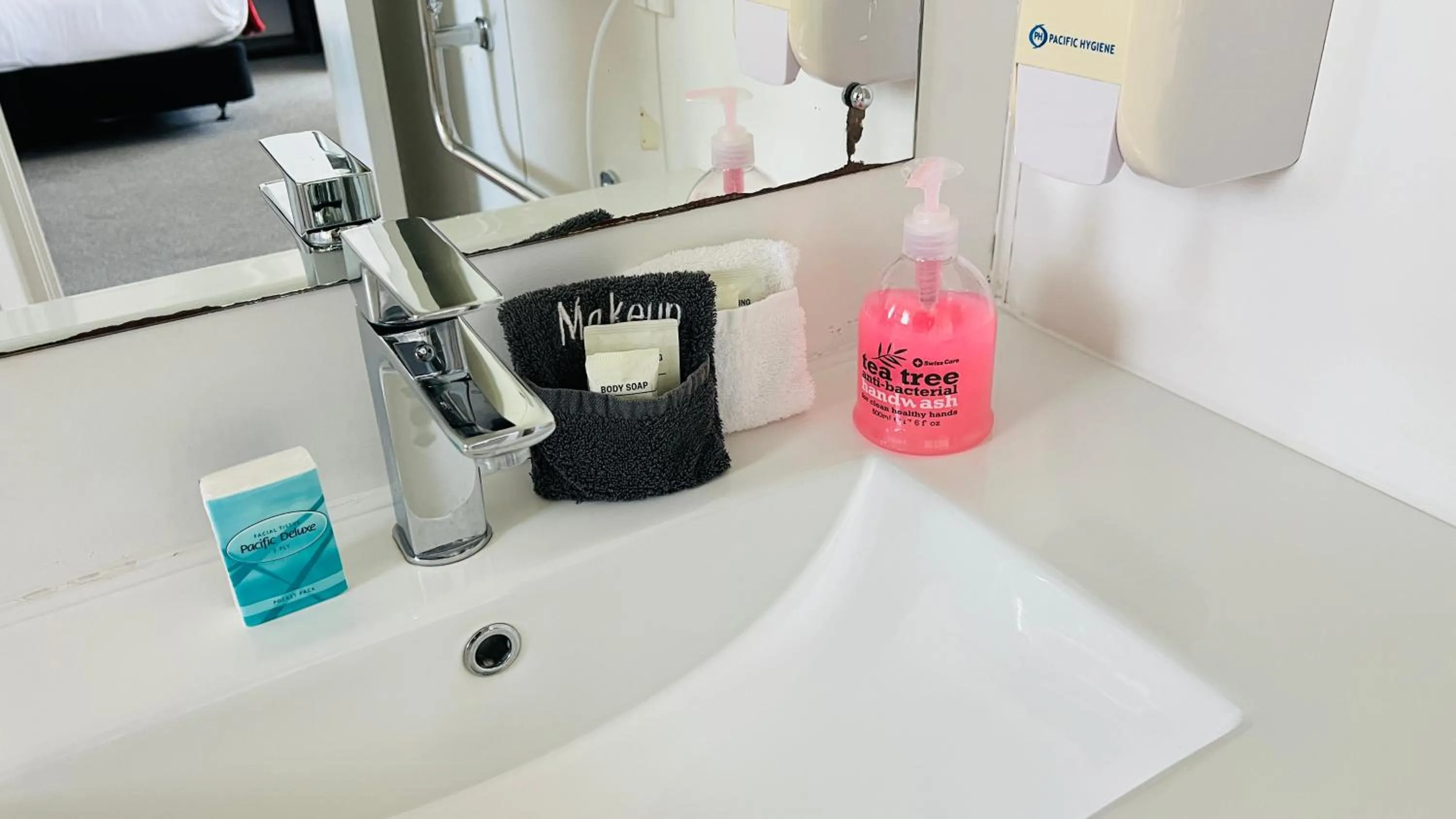 Bathroom in 18th Avenue Thermal Motel