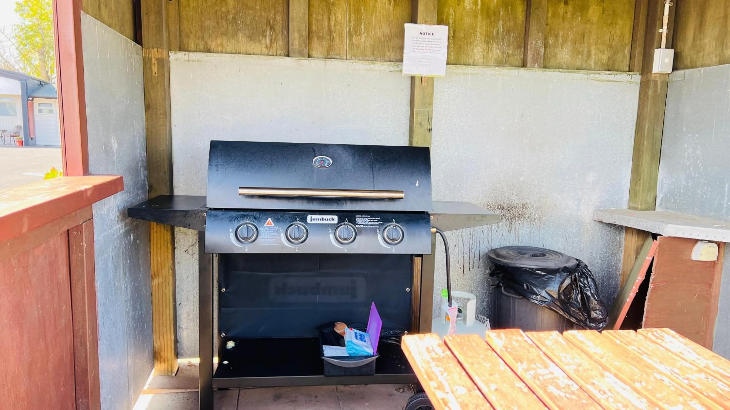 BBQ facilities in 18th Avenue Thermal Motel