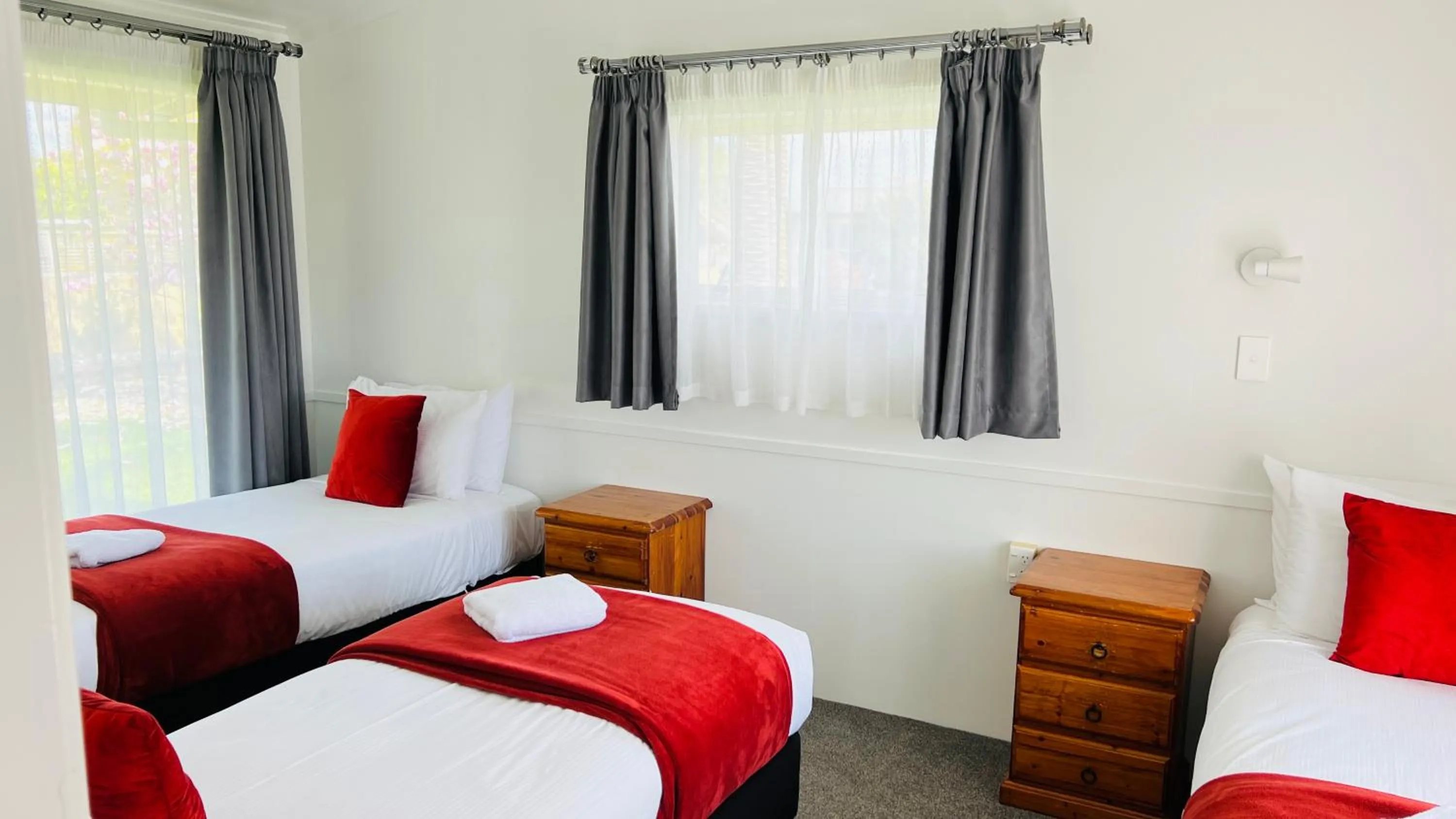 Bed in 18th Avenue Thermal Motel