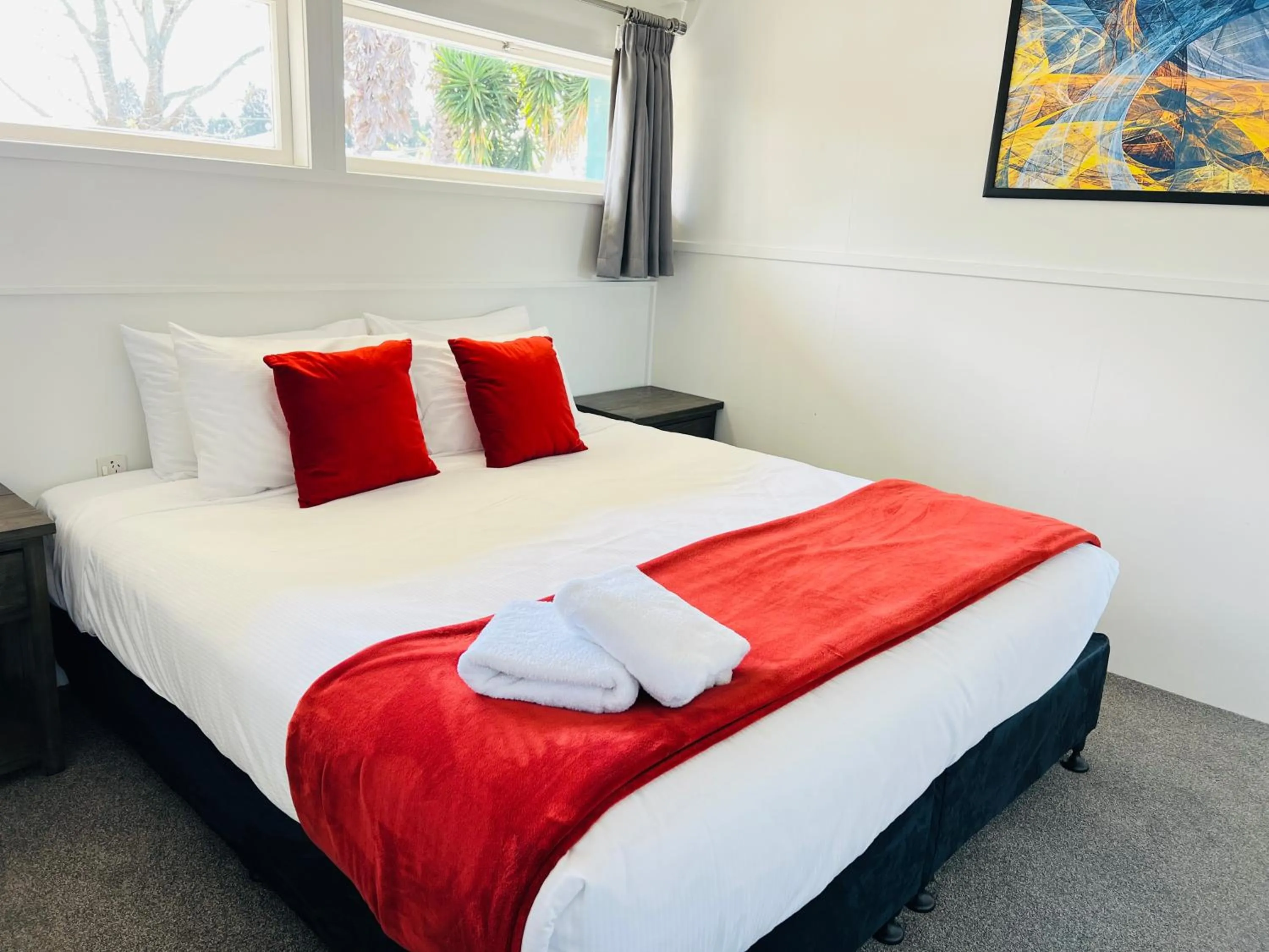 Bed in 18th Avenue Thermal Motel