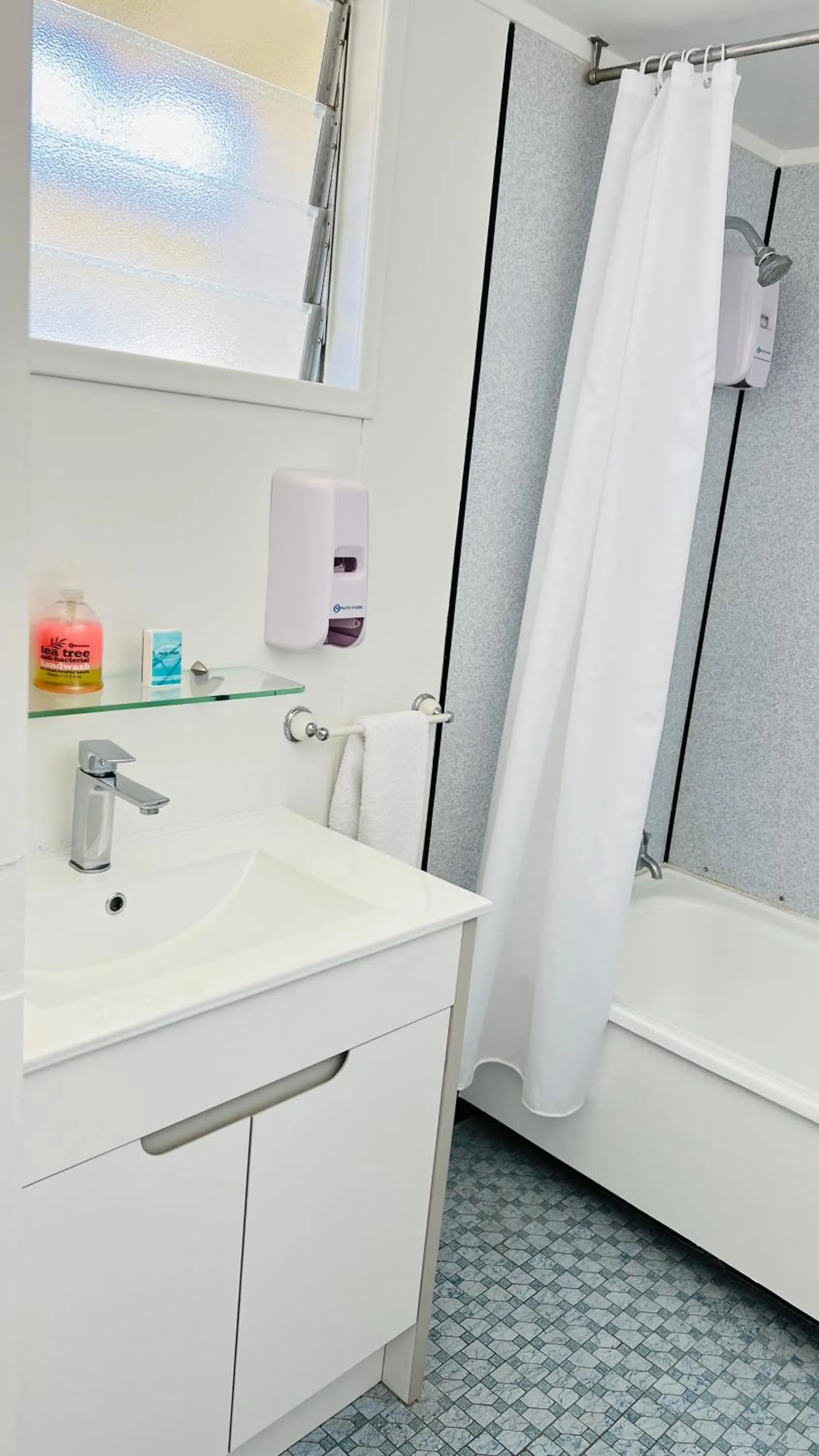 Bathroom in 18th Avenue Thermal Motel